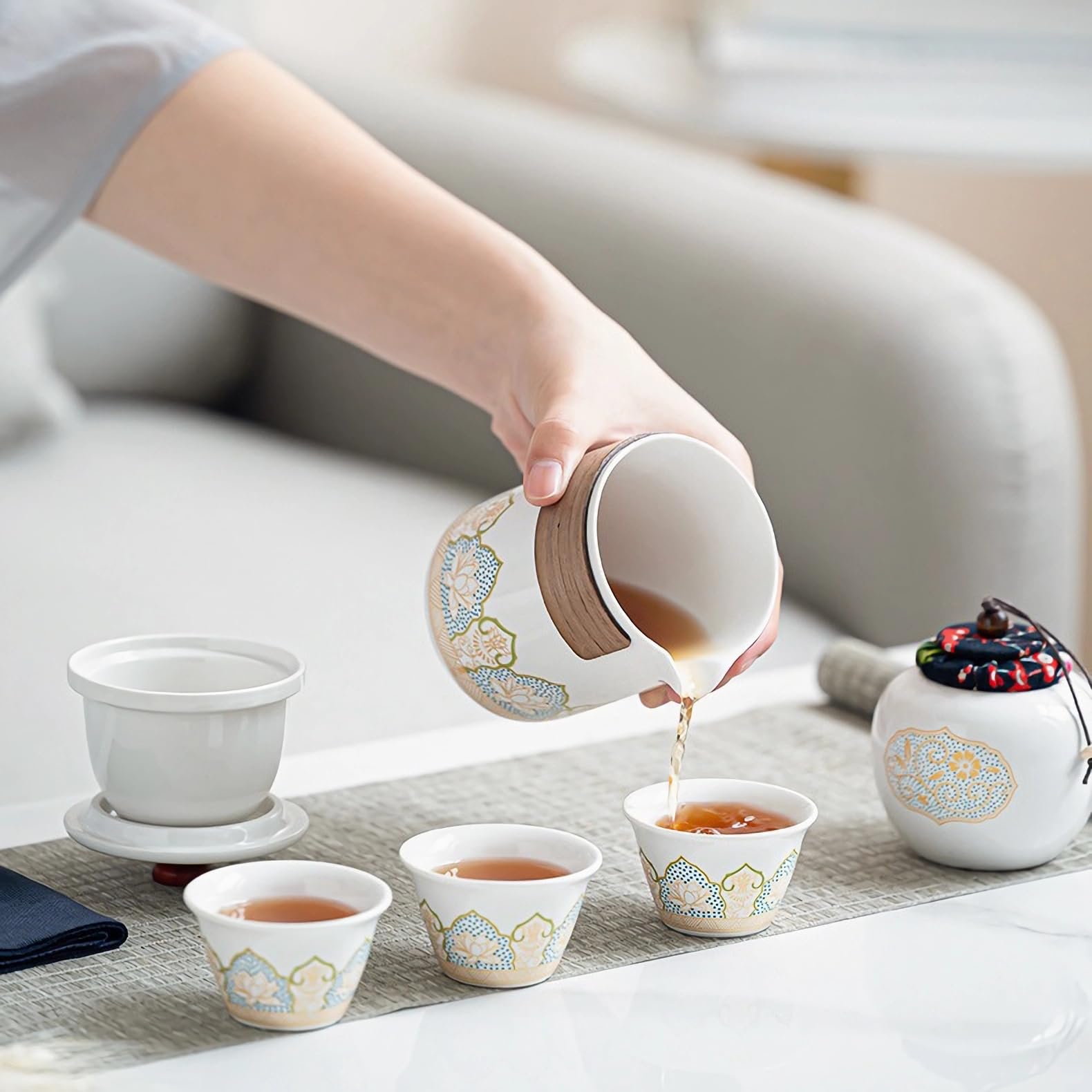 Serwis do herbaty z porcelany, chiński zestaw podróżny do herbaty z 6 ceramicznymi filiżankami, mały dzbanek do herbaty z wbudowanym sitkiem do herbaty sypkiej, elegancki, biały