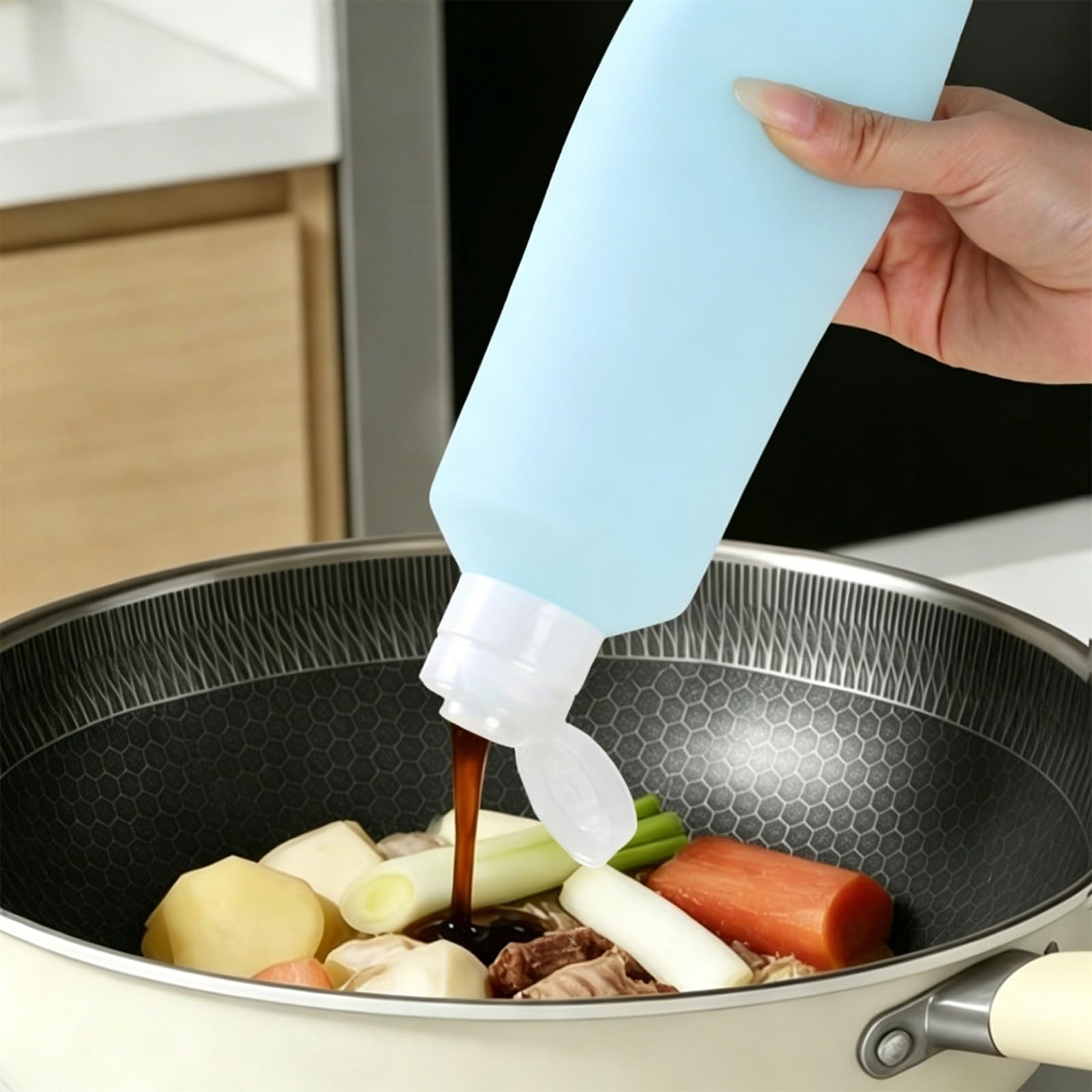 PANGBOER Paquete de 4 botellas de condimentos de silicona a prueba de fugas para dispensador de aceite de cocina y aderezo para ensaladas, diseño exprimible para verter con precisión botella de salsa