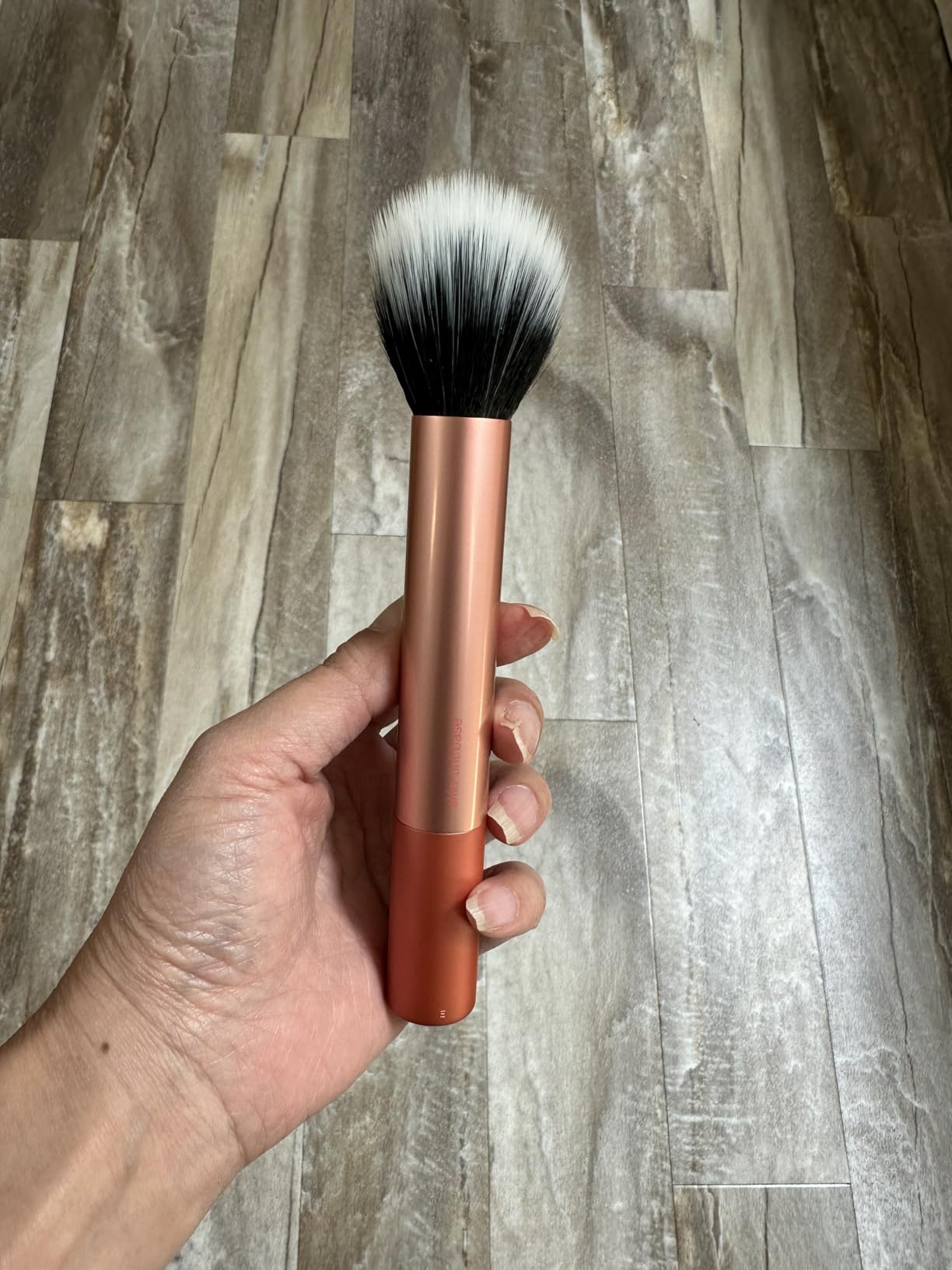 Real Techniques Skin Tint Base Brush, Liquid Foundation Makeup Brush for Skin Tint & Tinted Moisturizer, Streak-Free Blending, UltraPlush Bristles, Cruelty-Free, 1 Count