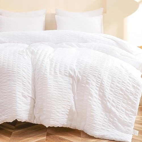 LUCKYBULL Juego de edredón de sirsaca blanco tamaño King, 3 piezas de 104 x 90 pulgadas, 100% microfibra lavada suave, juego de cama ligero para