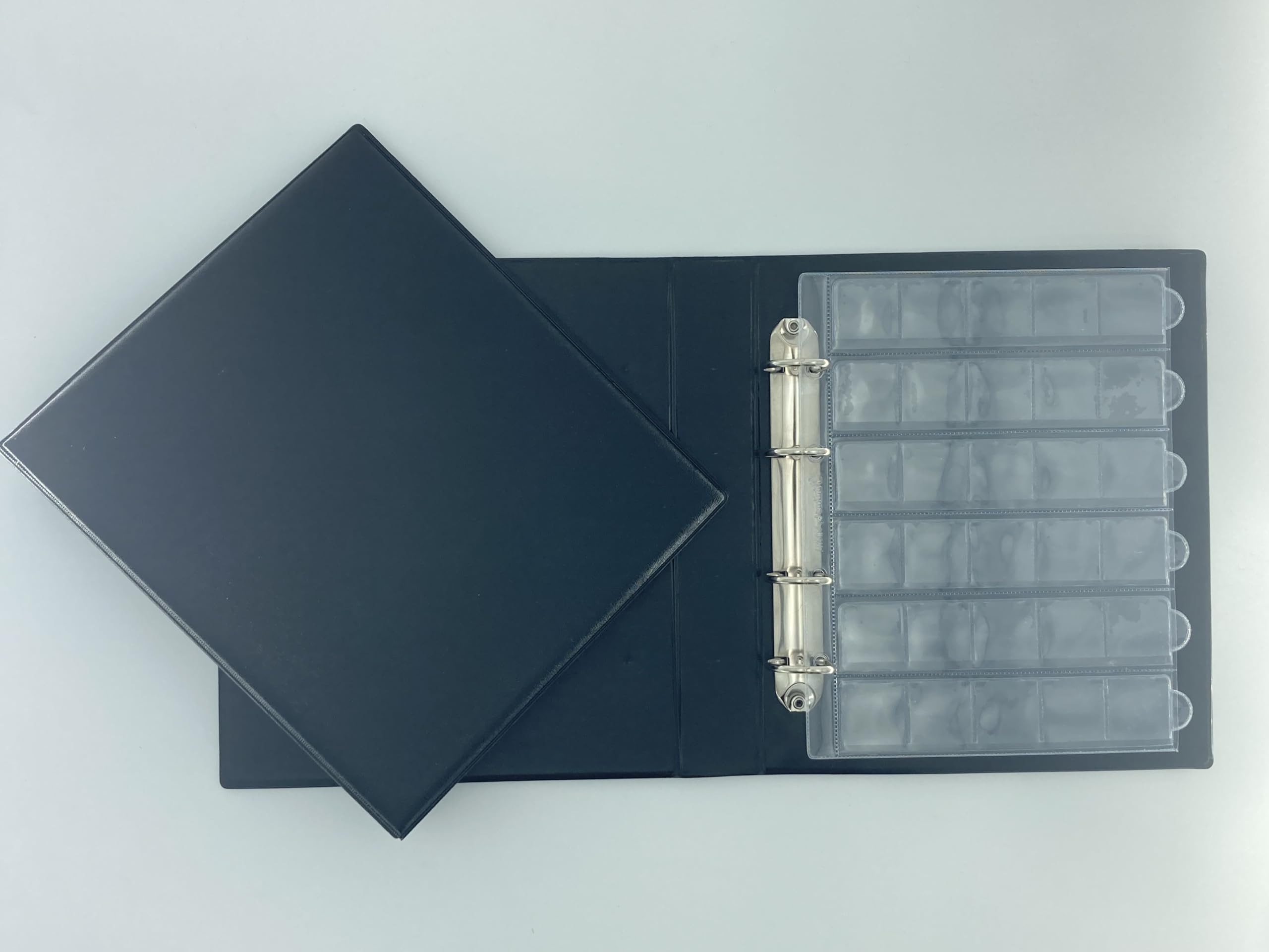 Générique Classeur album noir et 20 feuilles numismatiques 30 cases pour 600 pieces de monnaie de 2 euros