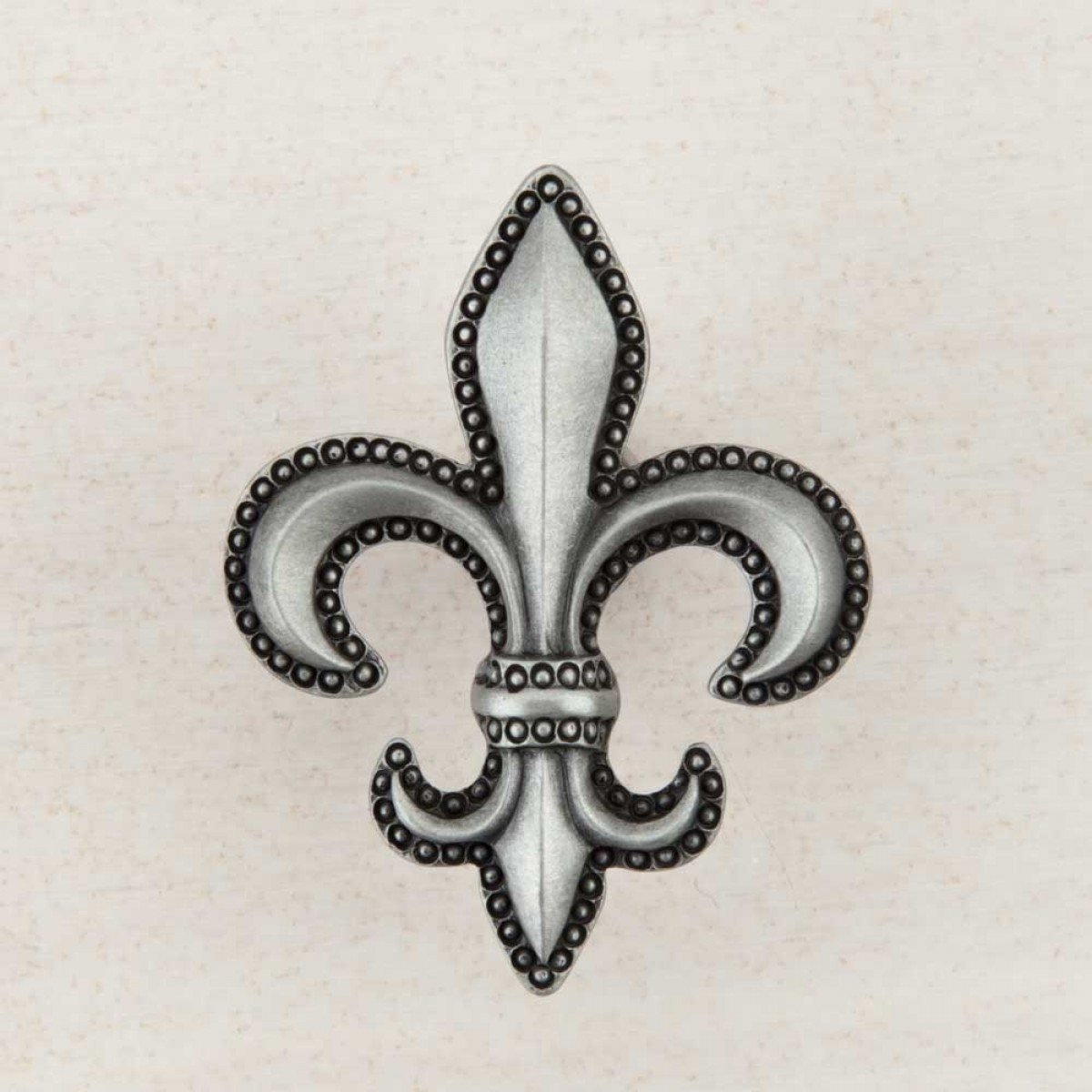 Bouton de placard en étain antique au charme d'antan fleur de lys