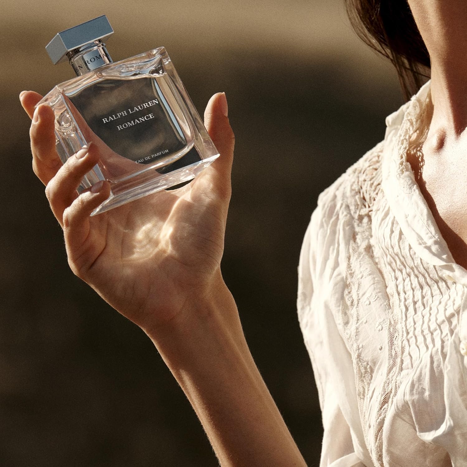 Ralph Lauren Romance Eau de Parfum, Fragancia Floral, Amaderada y Elegante, Aroma de Rosa, Jazmín y Bayas, Duración Prolongada, Perfume de Lujo para Mujer, 50 ml. | Rosa damascena y jazmín, almizcle seductor y maderas suaves, la feminidad más sutil y sofi