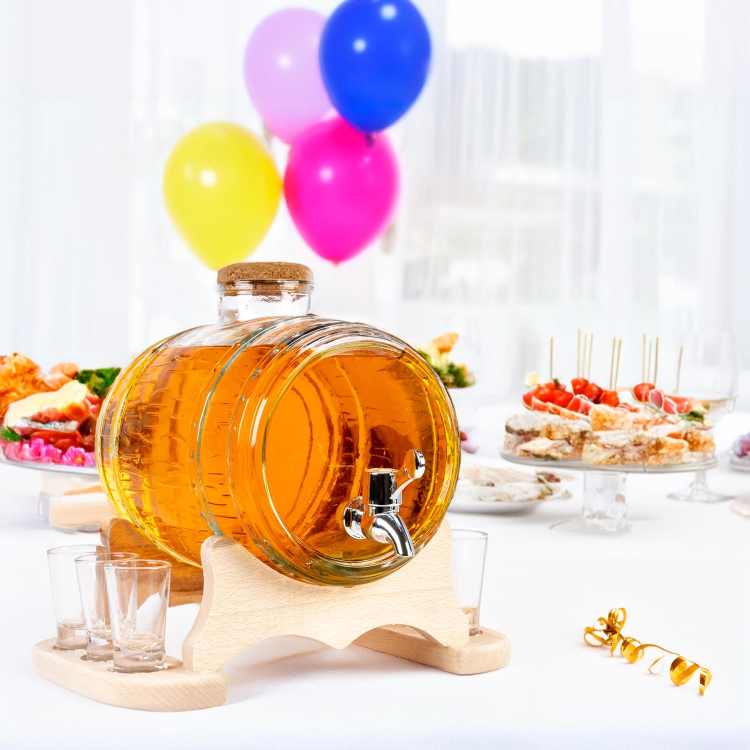 Getränkespender Fass mit Zapfhahn (3L) inkl. 6 Gläser - Fassförmiger Getränkespender Aus Glas - Schnapsspender - Schnaps Spender mit Holzständer - Wasserspender mit Hahn