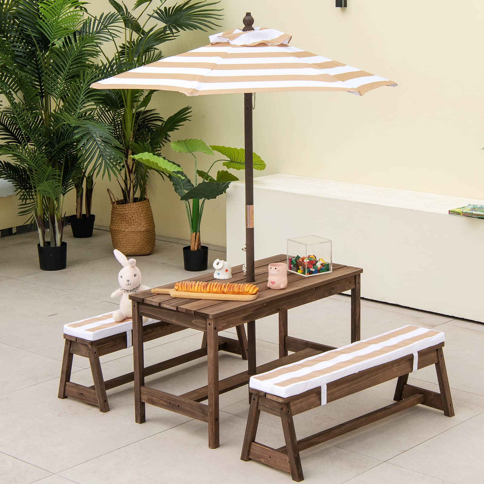 GOPLUS Conjunto 4 en 1 de 1 Mesa +2 Banco +1 sombrilla para niños, Mesa de Actividades y Banco de Madera de Abeto para niños, Conjunto de Muebles portátiles de Exterior para 4 Personas (marrón)