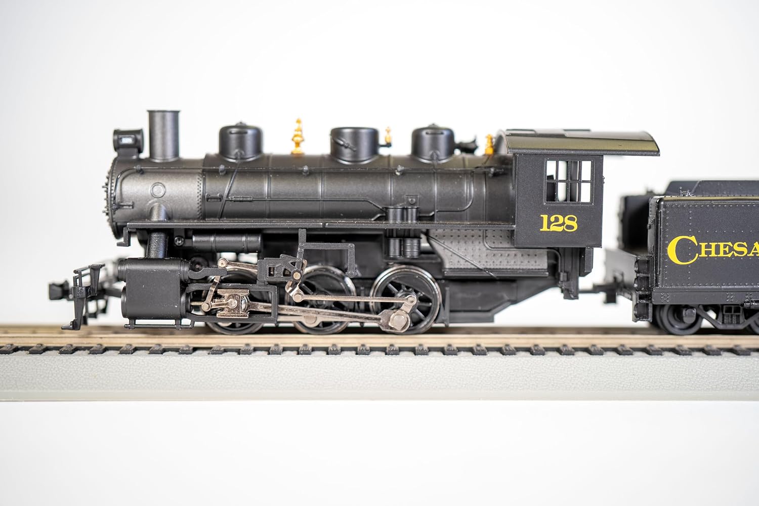 Bachmann Trains - USRA 0-6-0 w/Smoke & Slope Tender - Chesapeake & Ohio® #128 - HO Scale