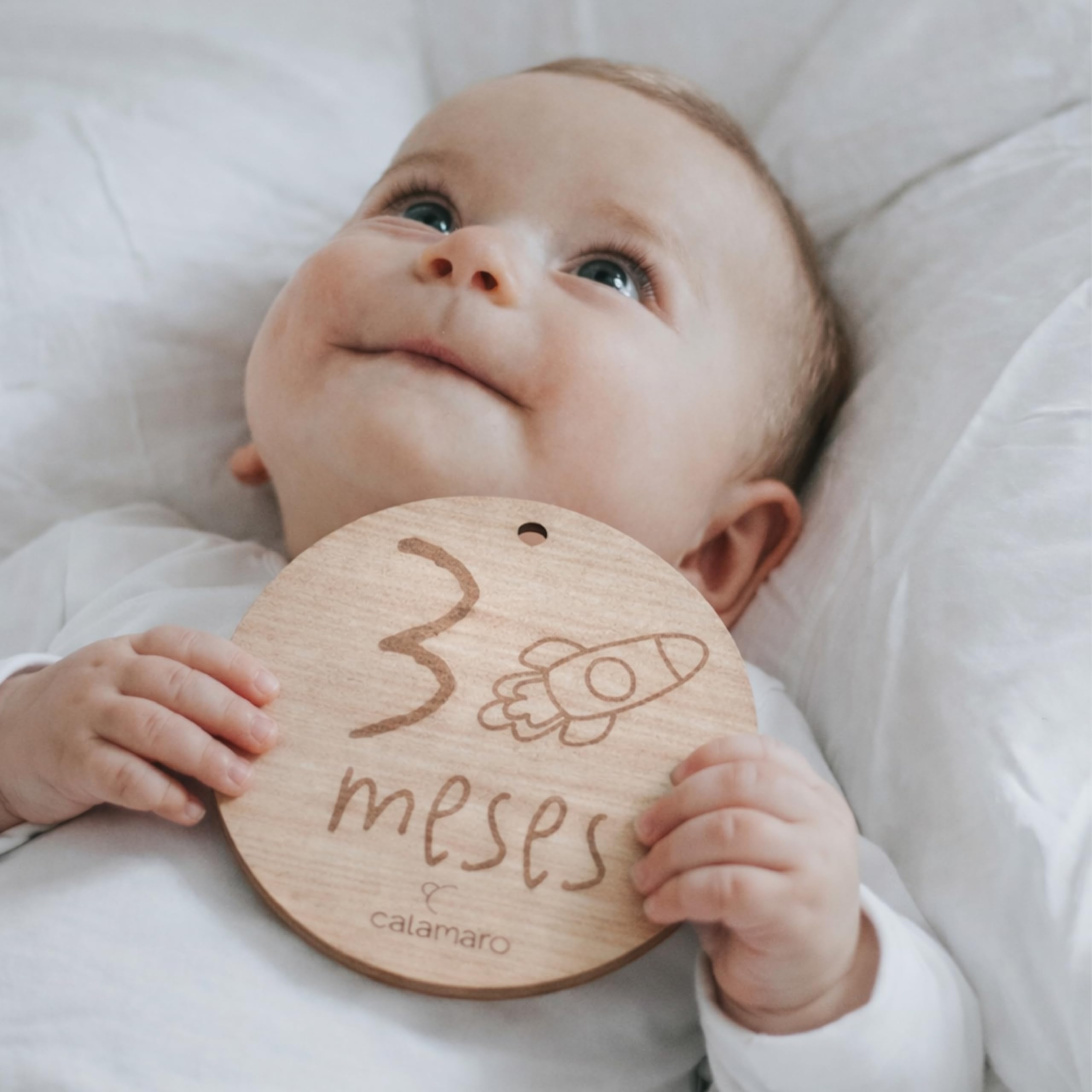 Calamaro - Cumplemes Bebé Madera – Set 12 Placas 1-11 Meses + 1 Año – Cumplemes Bebé Español – Regalo Recién Nacido – Hecho en España – Bolsa Lino Premium (English)