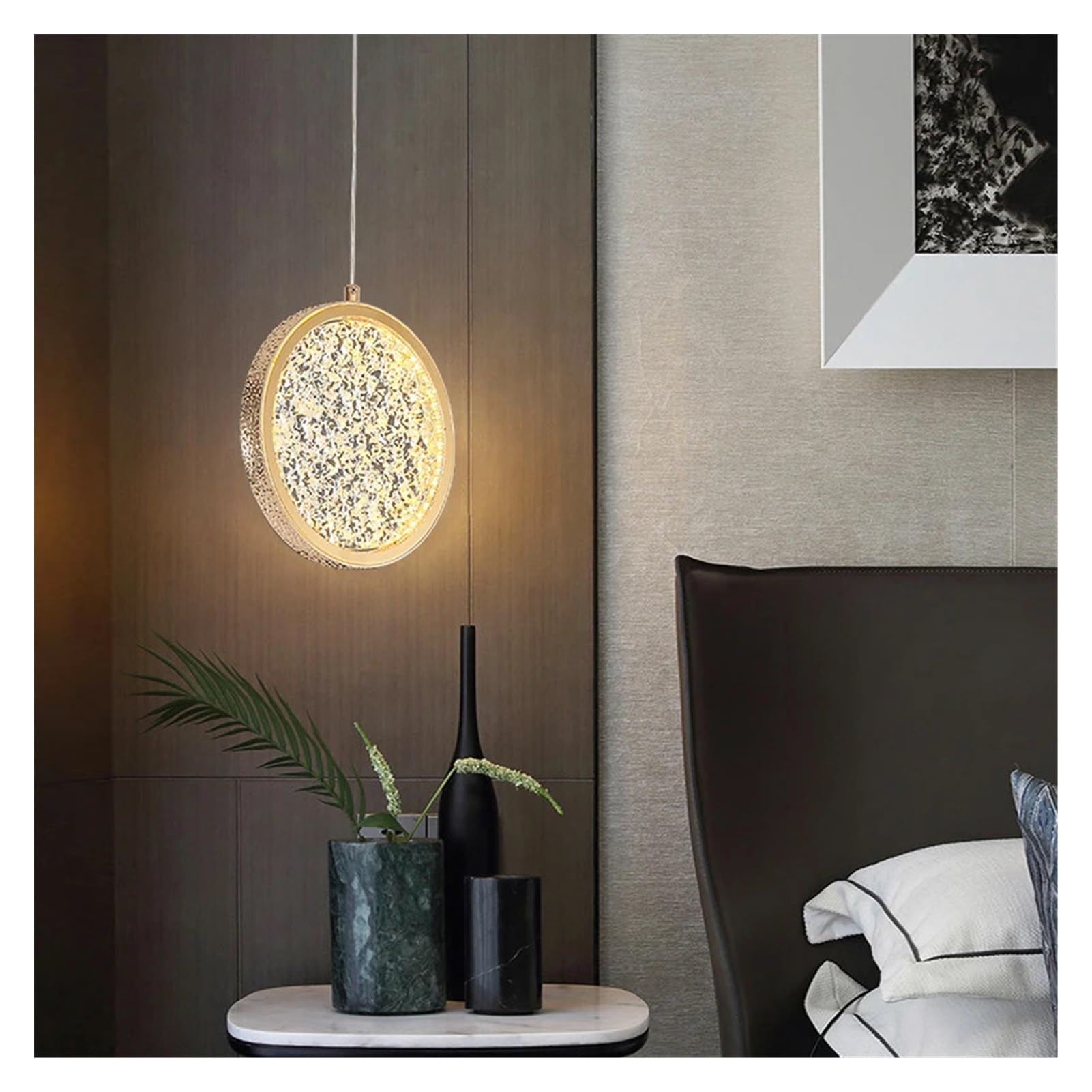 Lustre doré de luxe en relief d'une élégance moderne pour chevet