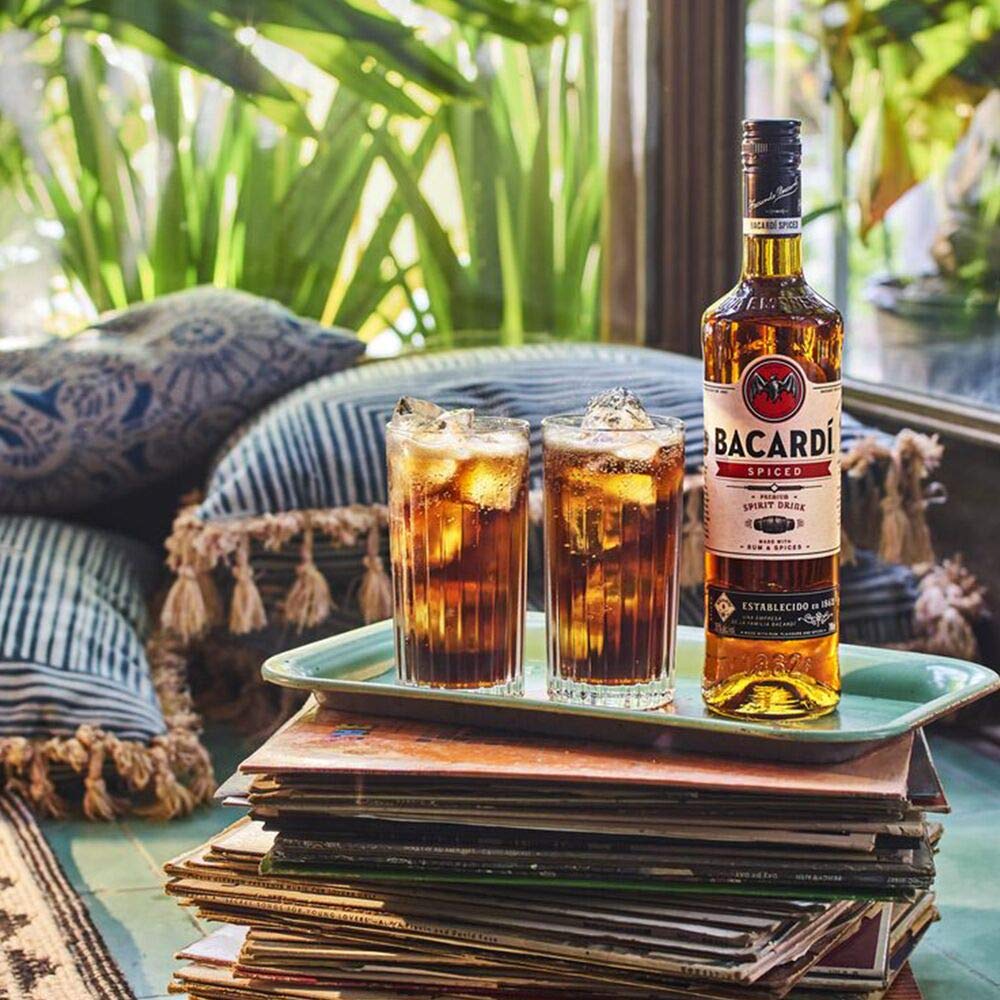 BACARDÍ Spiced, 35% ABV, 70 cl / 700 ml, Spiritueux d’Exception Élaboré avec du Rhum Vieilli en Fût, des Arômes Naturels et des Épices (Lot de 5)