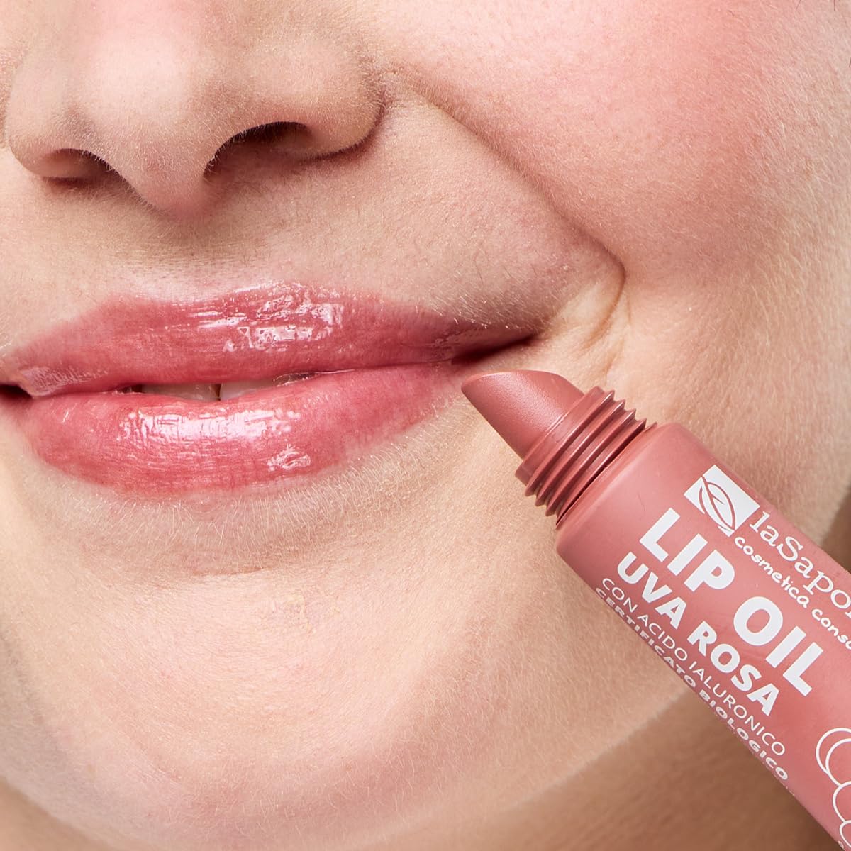 La Saponaria | Lip Oil Bio 12 ml, Olio Labbra Rimpolpante e Nutriente con Acido Ialuronico, Lip Oil Effetto Gloss Specchiato, Utilizzabile anche come Lip Mask o Maschera Labbra (uva rosa) - 5