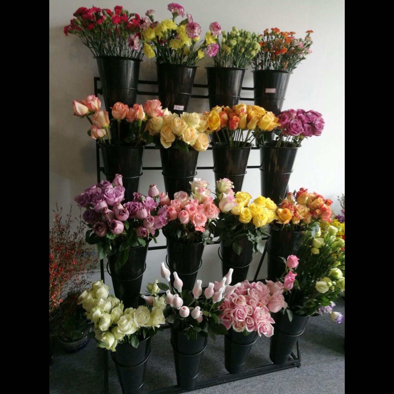 Espositore per fiori in metallo con secchi a più livelli, versatile mensola floreale per esterni, balcone, giardino, patio e organizer per piante