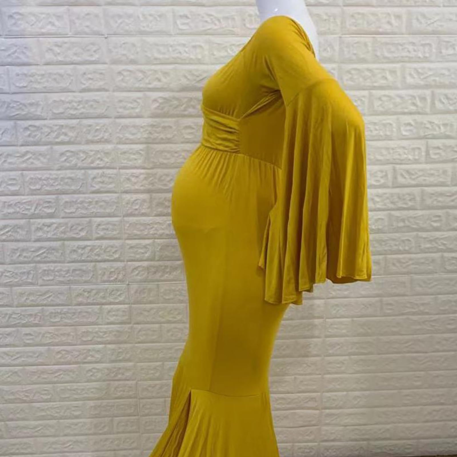 Stylowa sukienka ciążowa z odsłoniętymi ramionami bodycon suknia z falbankami i płynnym trenem na sesje zdjęciowe sukienka maxi z marszczonymi rękawami