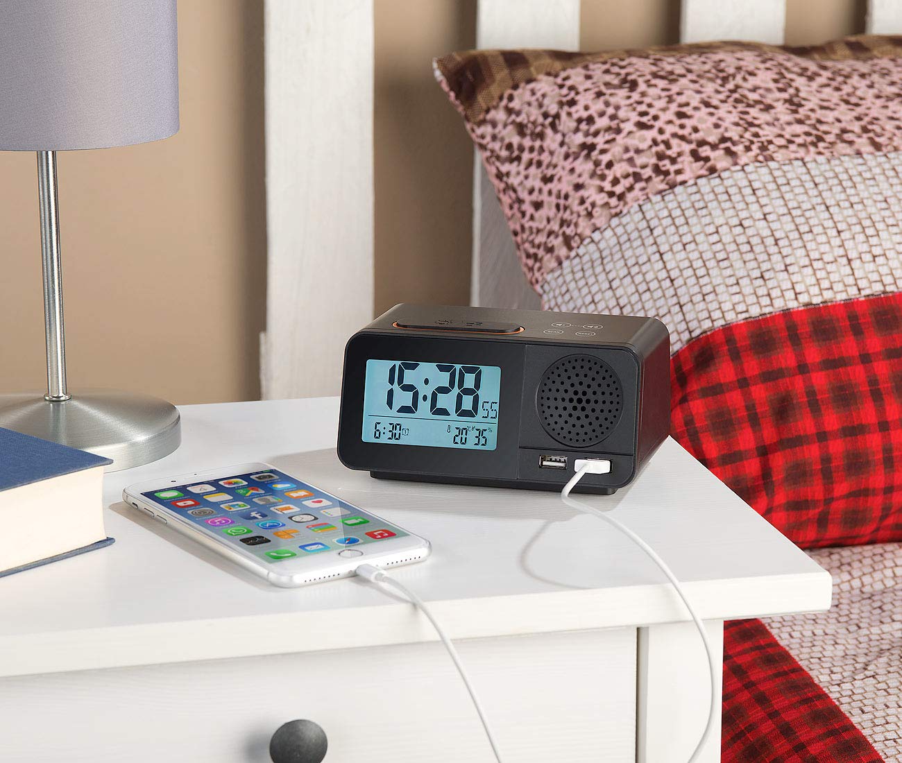 auvisio Funkradiowecker: Funk-Radiowecker mit 2 Weckzeiten, Hygro- & Thermometer, 2X USB, 2 A (Funk Radiowecker mit Netzteil, Radiofunkwecker, Alarm)