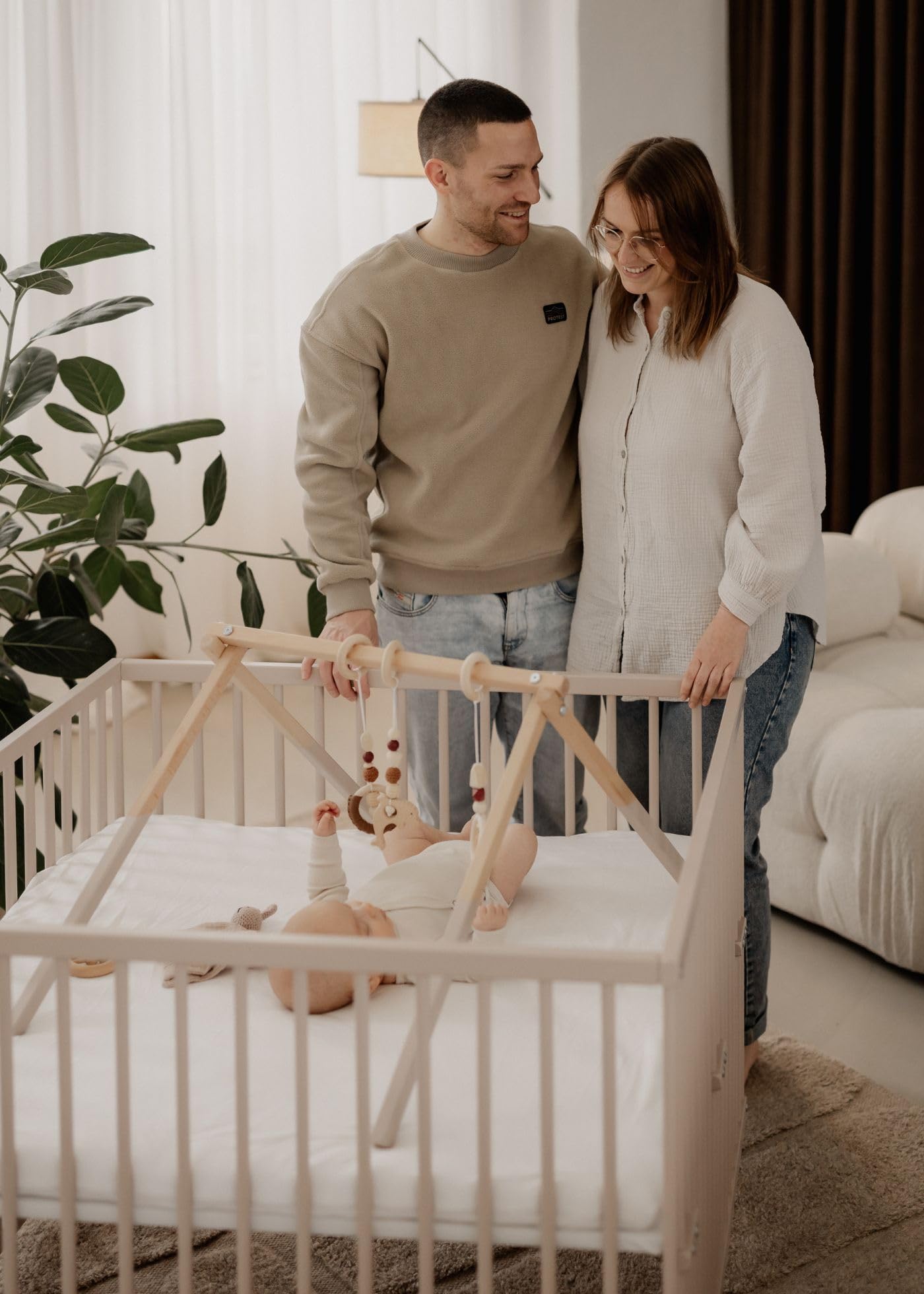 Sämann Baby Laufstall aus Holz I Baby Laufgitter 100x100 cm Sahara Dust I Inkl. Matratze Cloud Air I Robuster & höhenverstellbarer Laufstall aus Buchenholz I Mit gummierten Rollen & TÜV geprüft