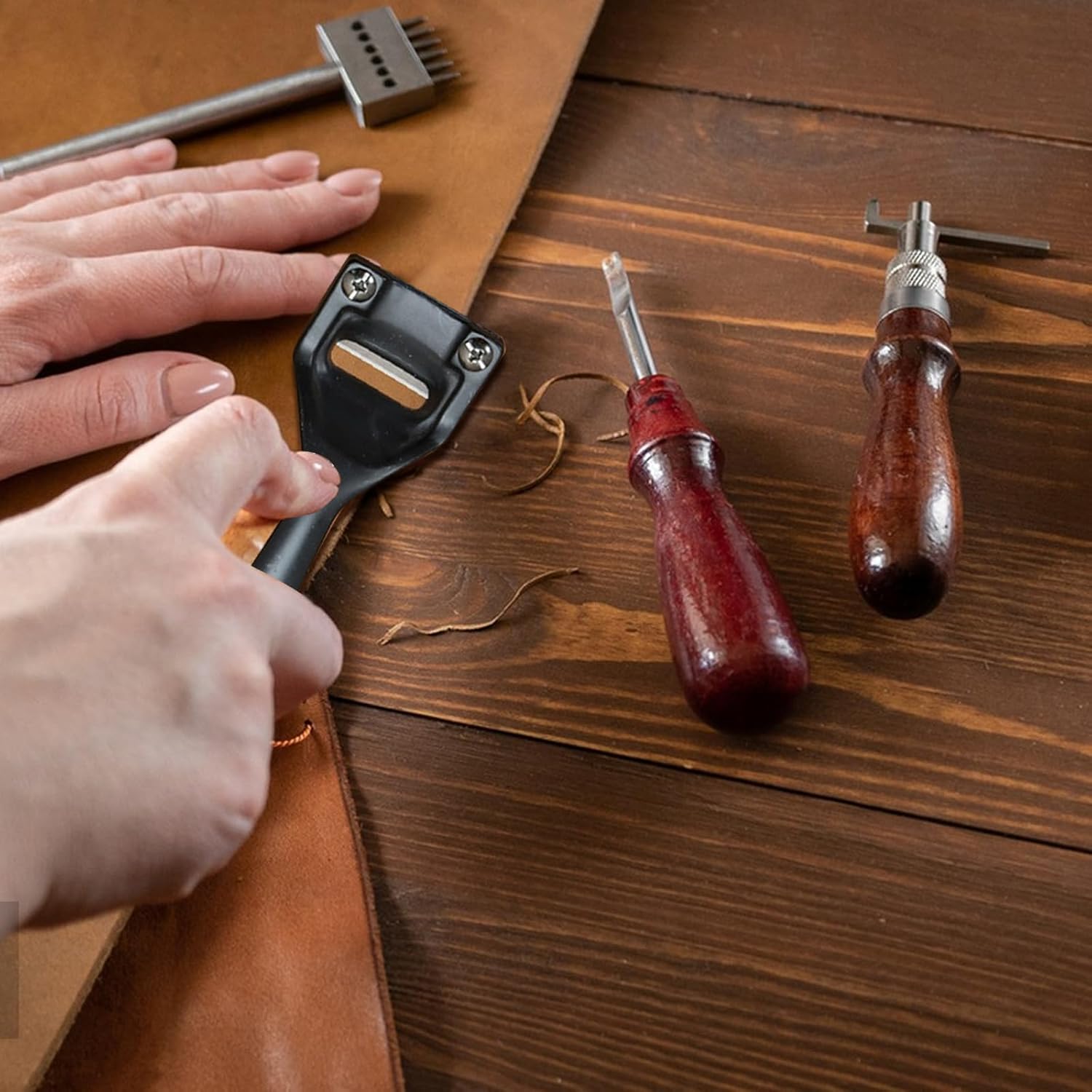 Metal Leather Skiver Set, Metal Leather Skiver, Safety Beveler DIY Cutting Tool with 12 Pieces Skiver Blade Leather Craft Slot Punches Cutter for Leather Craft DIY and Leather Making