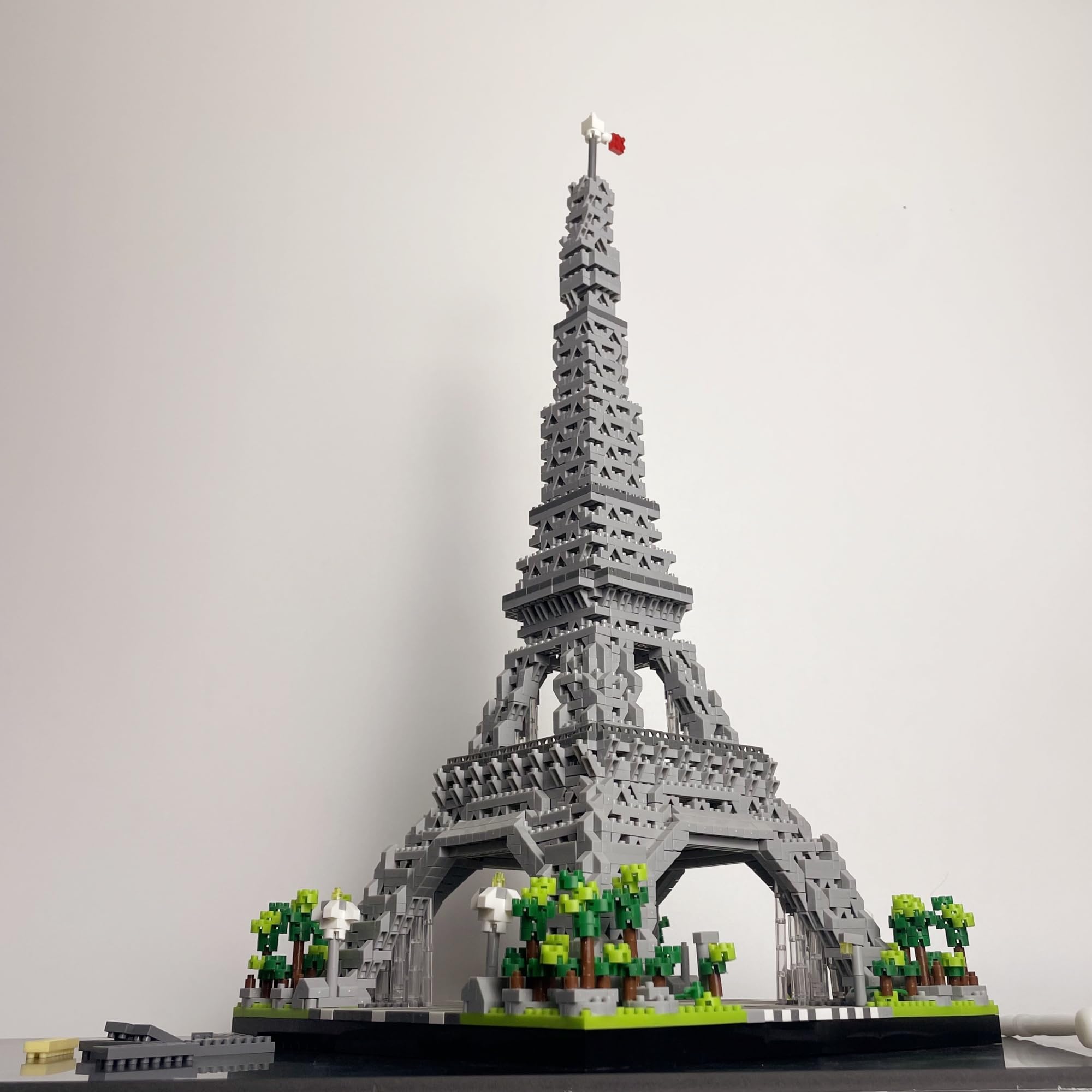 Costruisci lo splendore iconico francese con i micro mini mattoncini della Torre Eiffel di Parigi: divertenti giochi di artigianato per adulti