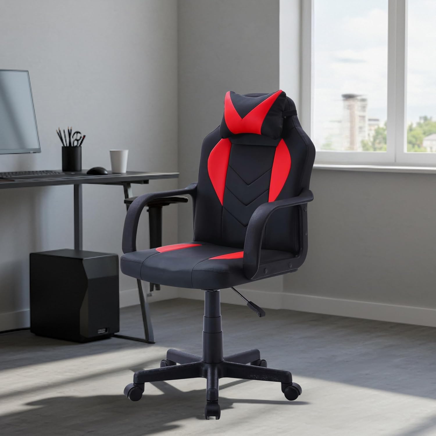 Cadeira vista frontal em uma sala de escritório com mesa e computador. Cadeira vista frontal em uma sala de escritório com mesa e computador.