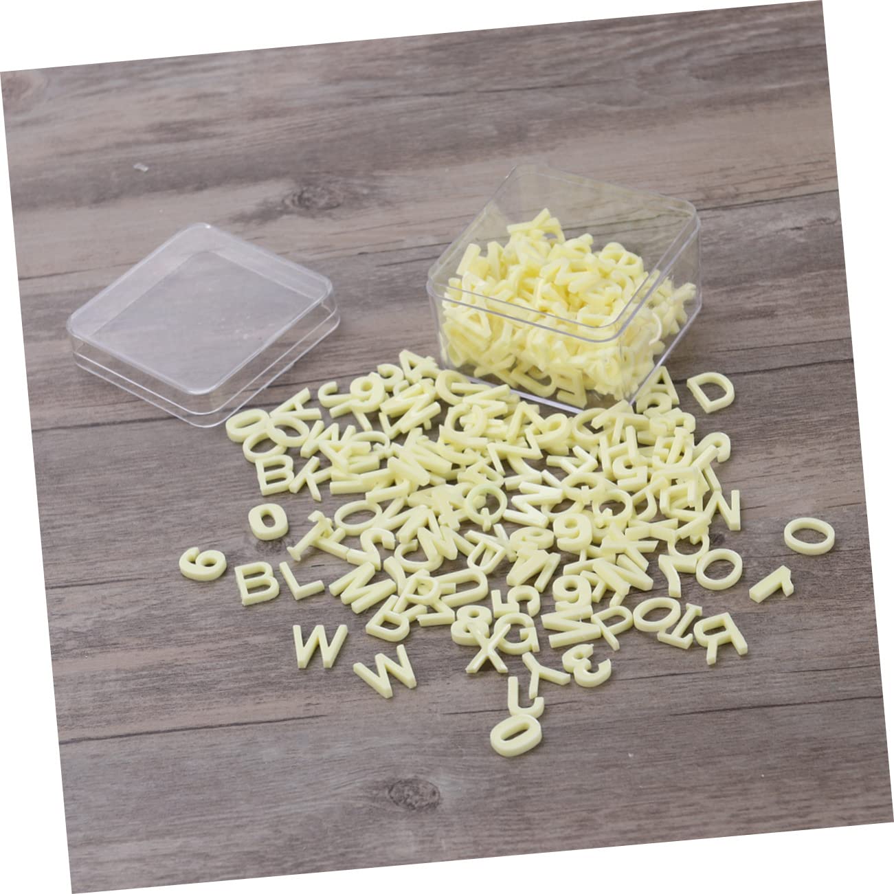 TEHAUX Lot de 3 Kits de Perles : 200 Perles en Résine avec Lettres Mixtes Pendentifs Alphabet pour La Fabrication de Bracelets Jouets Éducatifs Lettres Acryliques Jaunes 200 pièces X 3