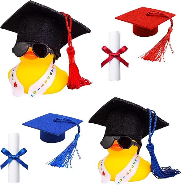 2 Pezzi Paperelle di Gomma per Laurea con Tocco e Pergamena, Gadget Laurea Divertenti per Decorazione Auto e Scrivania, Regali Laurea Originali per Studenti, Set di 2 Papere in Plastica Gialle - 1