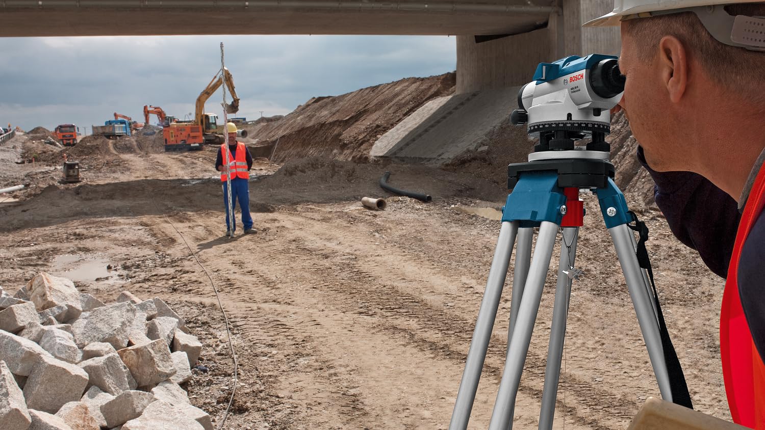 Bosch Professional Optisches Nivelliergerät GOL 32 D (32-fache Vergrößerung, Maßeinheit: 360 Grad, Arbeitsbereich: bis zu 120 m, Messlatte GR 500, Baustativ BT 160, im Transportkoffer)