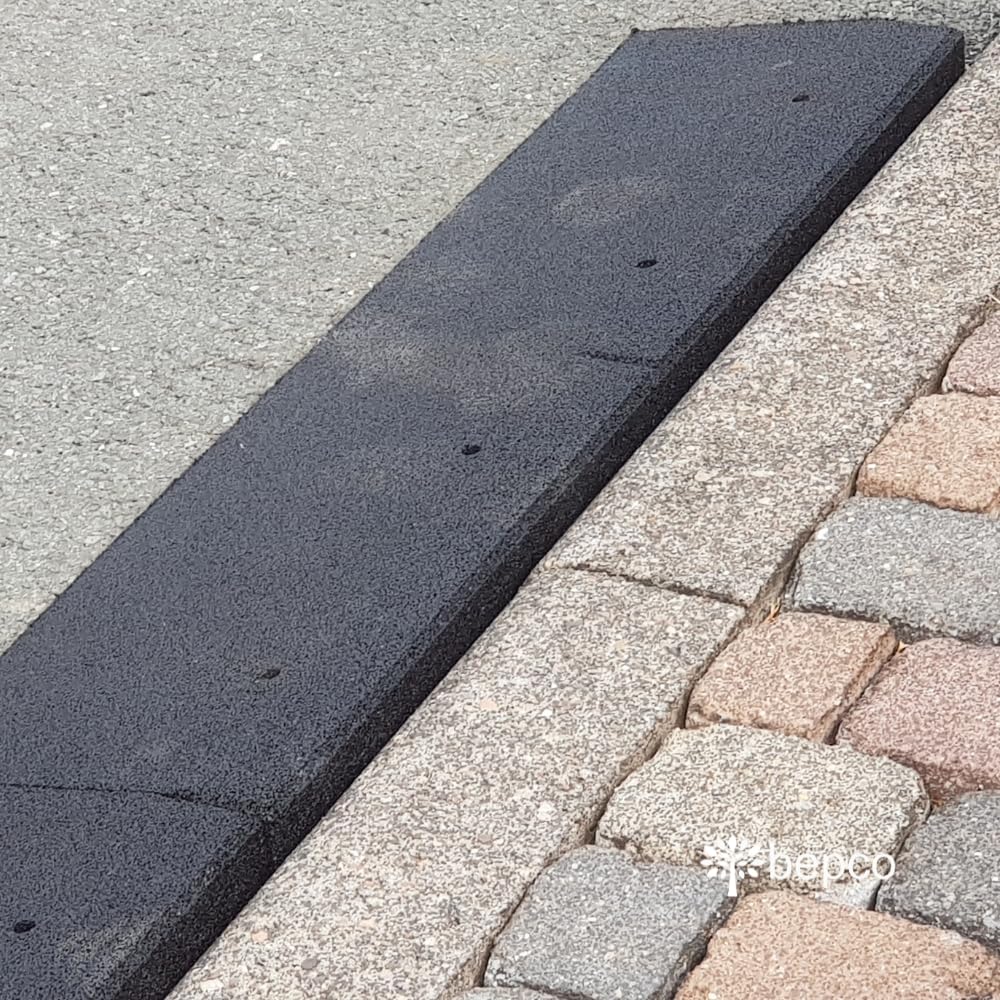 bepco Lot de 2 rampes de Trottoir - 100 cm - Différentes hauteurs - en Caoutchouc (Noir) - Rampe d'accès avec rondelles intégrées (100 x 25 x 8 cm, avec kit de Fixation (8 Chevilles à Clou))
