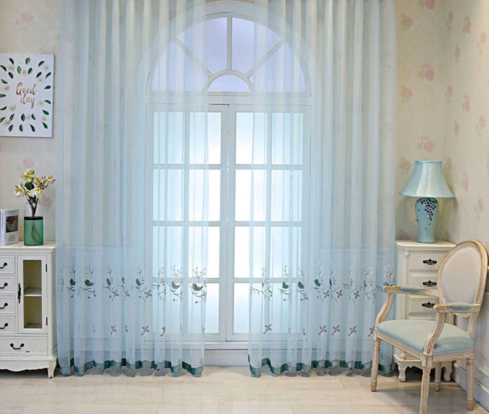 Rideaux en dentelle transparente bleu azur tamisant la lumière avec élégance