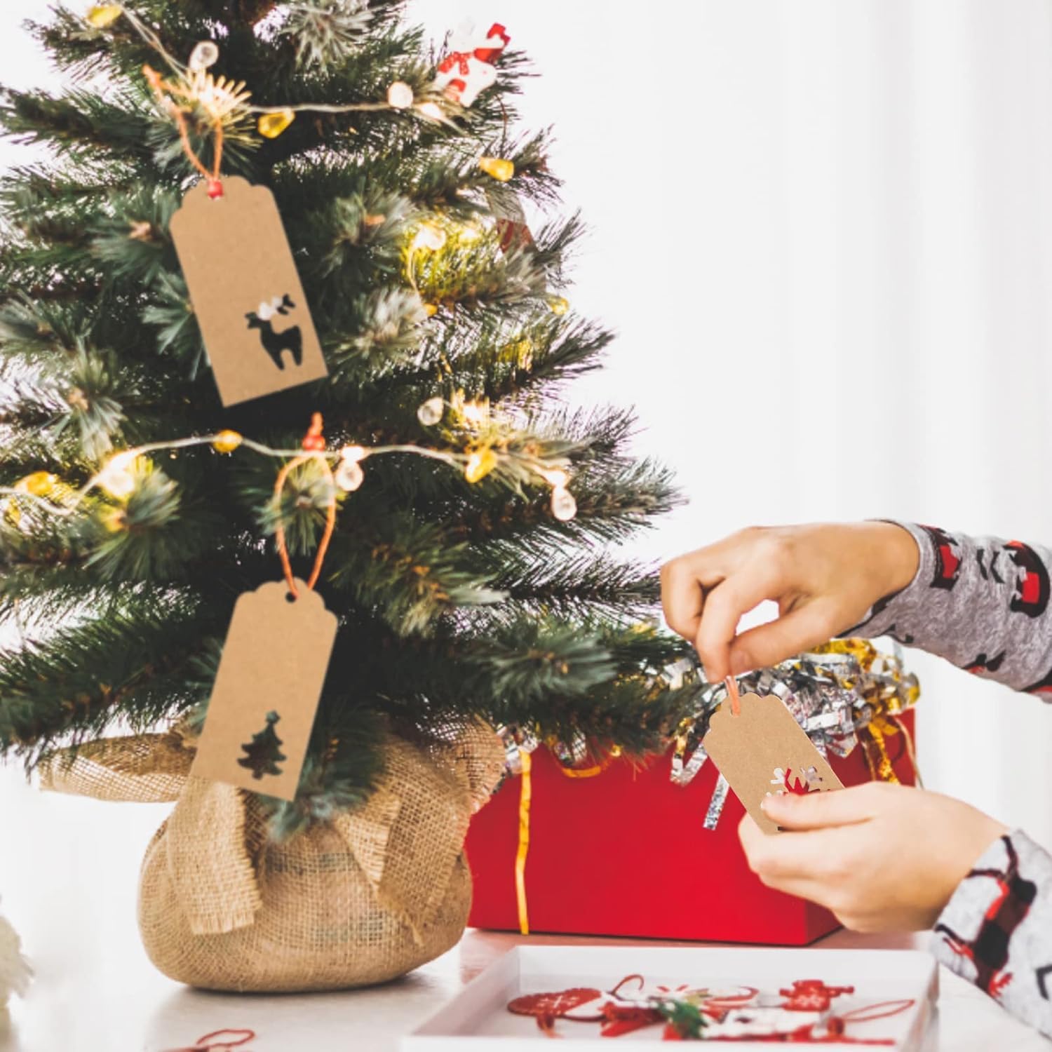 YSTrillion 150 Étiquettes Cadeau Noël En Papier Kraft Avec Ficelle - 3 Motifs Festifs Pour Vos Paquets