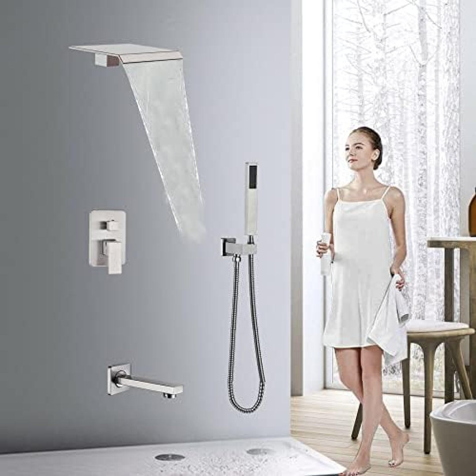 Robinetterie de douche murale nickel brossé pour rénover une salle de bain obsolète