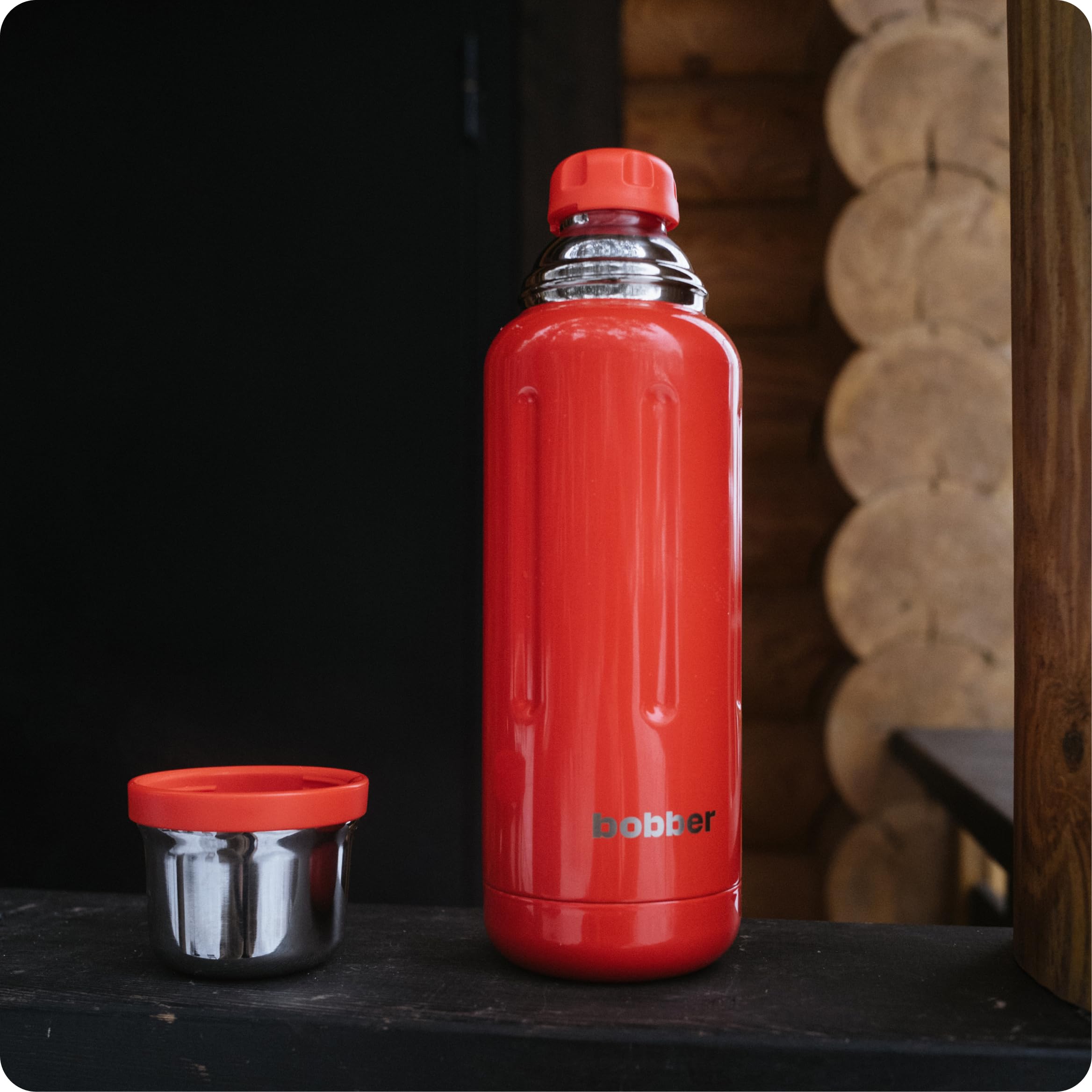BOBBER 1000 ml Edelstahl Thermoflasche für heißen Tee, Kaffee und kalte Getränke – BPA-frei, spülmaschinenfeste, vakuum-isolierte Wasserflasche für heiße Getränke – Hält 48 Stunden lang heiß (Rot)