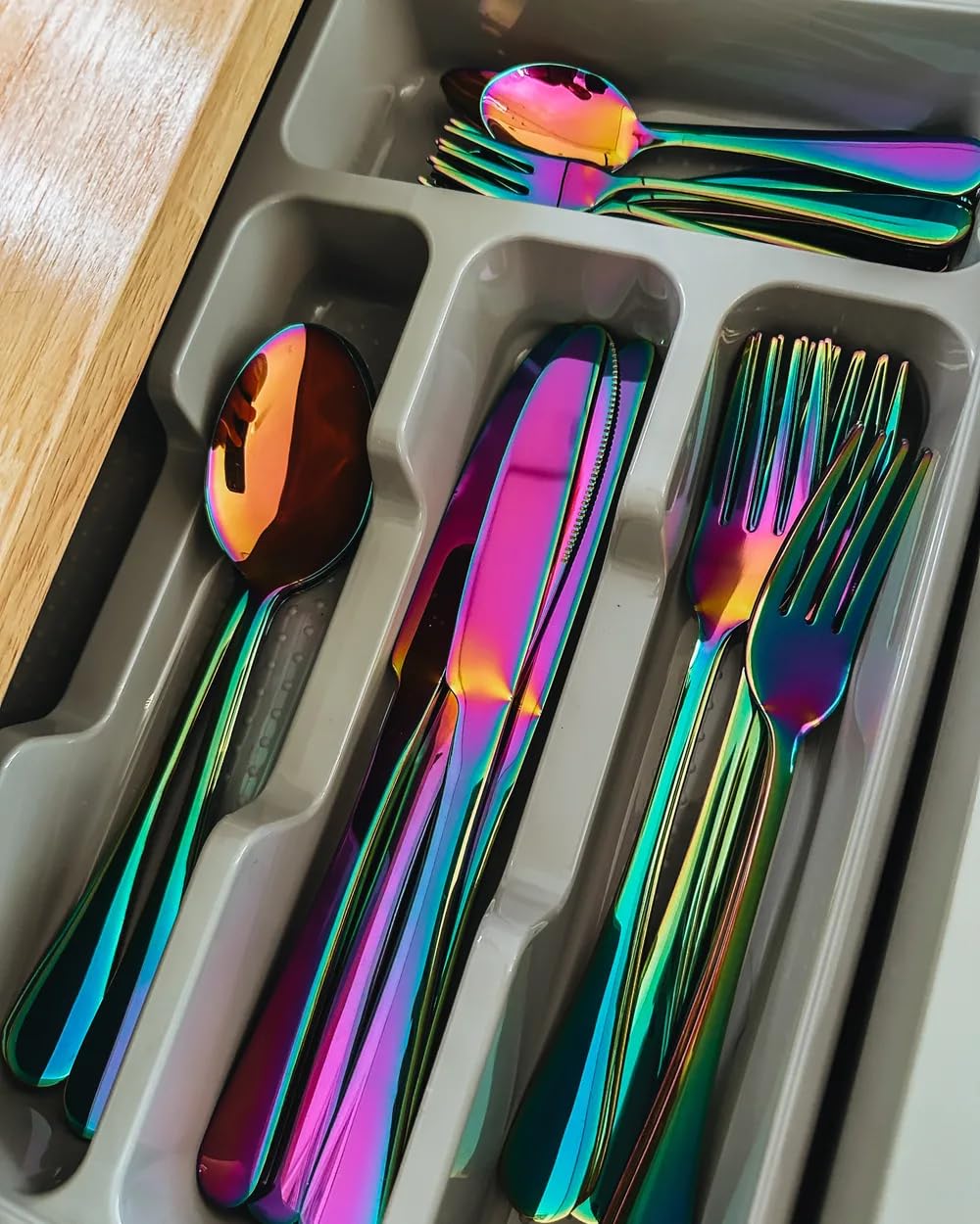 Besteckset 30 teilig für 6 Personen, Edelstahl Besteck Set mit Messer, Gabel, Löffel, Teelöffel & Kuchengabel, 18/8 Edelstahl Tafelbesteck bunt, Modernes Besteck Set spülmaschinengeeignet, Geschenkbox