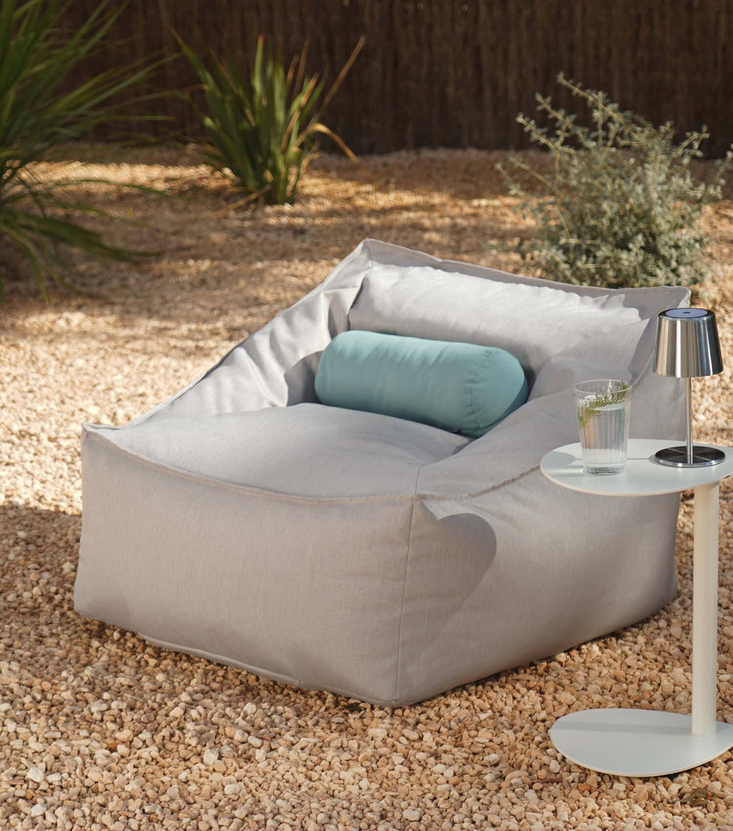 mokebo Gartensessel mit Hocker & Schutzhülle 'Der Sunnyboy' Made in Germany, Outdoor Sitzsack, Bean Bag mit Füllung, als Liegekissen, Gartenliege, Relaxliege, Bodenkissen oder Liege in Lichtgrau