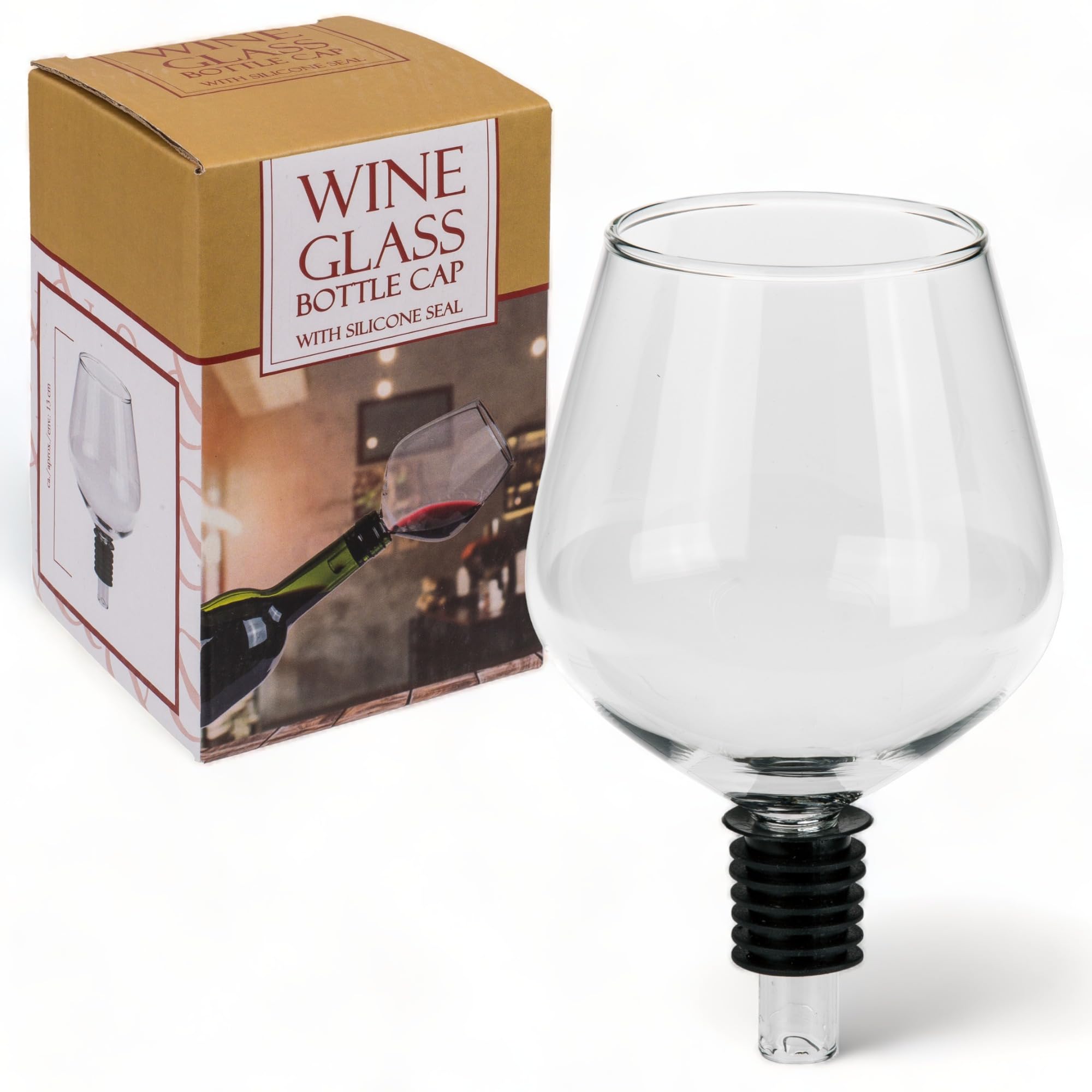 Elegante copa de vino rojo con botellas y sacacorchos en una mesa Elegante copa de vino rojo con botellas y sacacorchos en una mesa