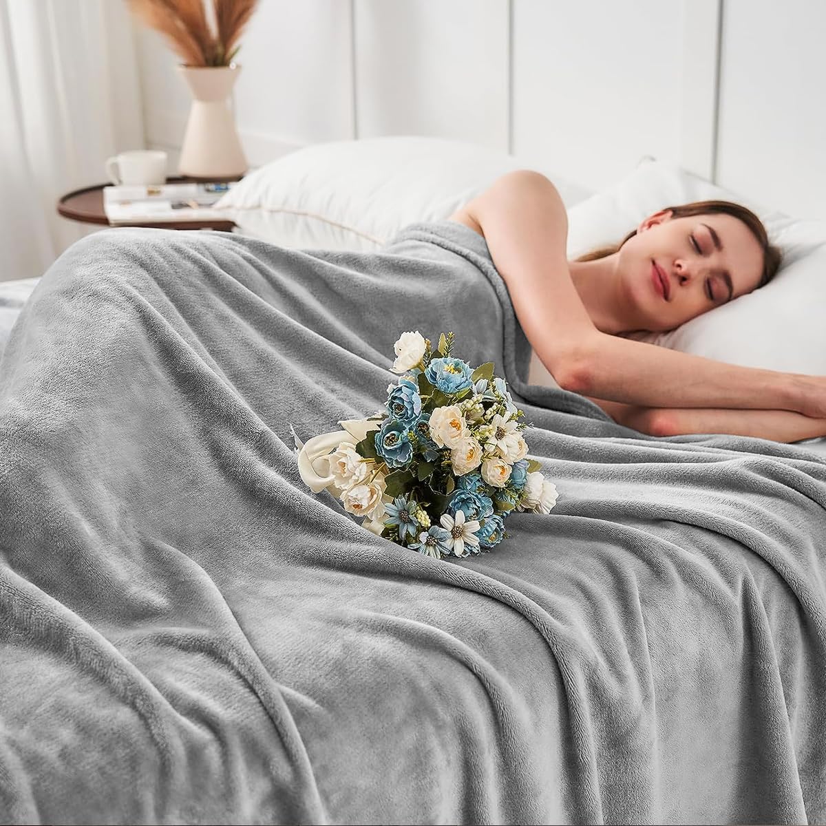 Throw Blanket for Bed Faux Fur Luxury Super Soft Warm Fleece Blanket 400GSM Thick Fur Blankets and Throws All Season Bed Throws for Sofas -150 x 200 cm - Silver โ image 1