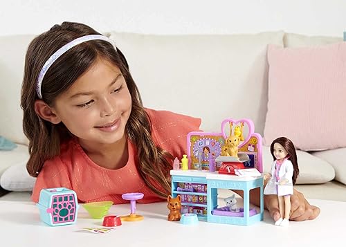 Miniatura 2 de Barbie Chelsea Can Be - Muñeca y accesorios, juego de veterinario para mascotas con muñeca pequeña morena, 4 animales y 18 piezas
