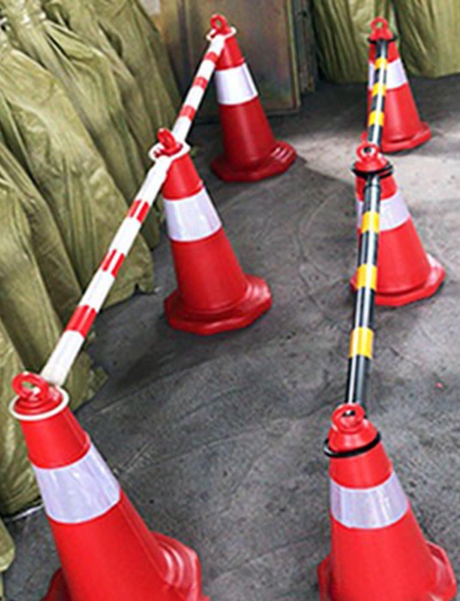 Conos de Seguridad con Tiras Reflectantes para señalización de peligros en Obras, aparcamientos y Carreteras, PVC Comercial, Juego de 4