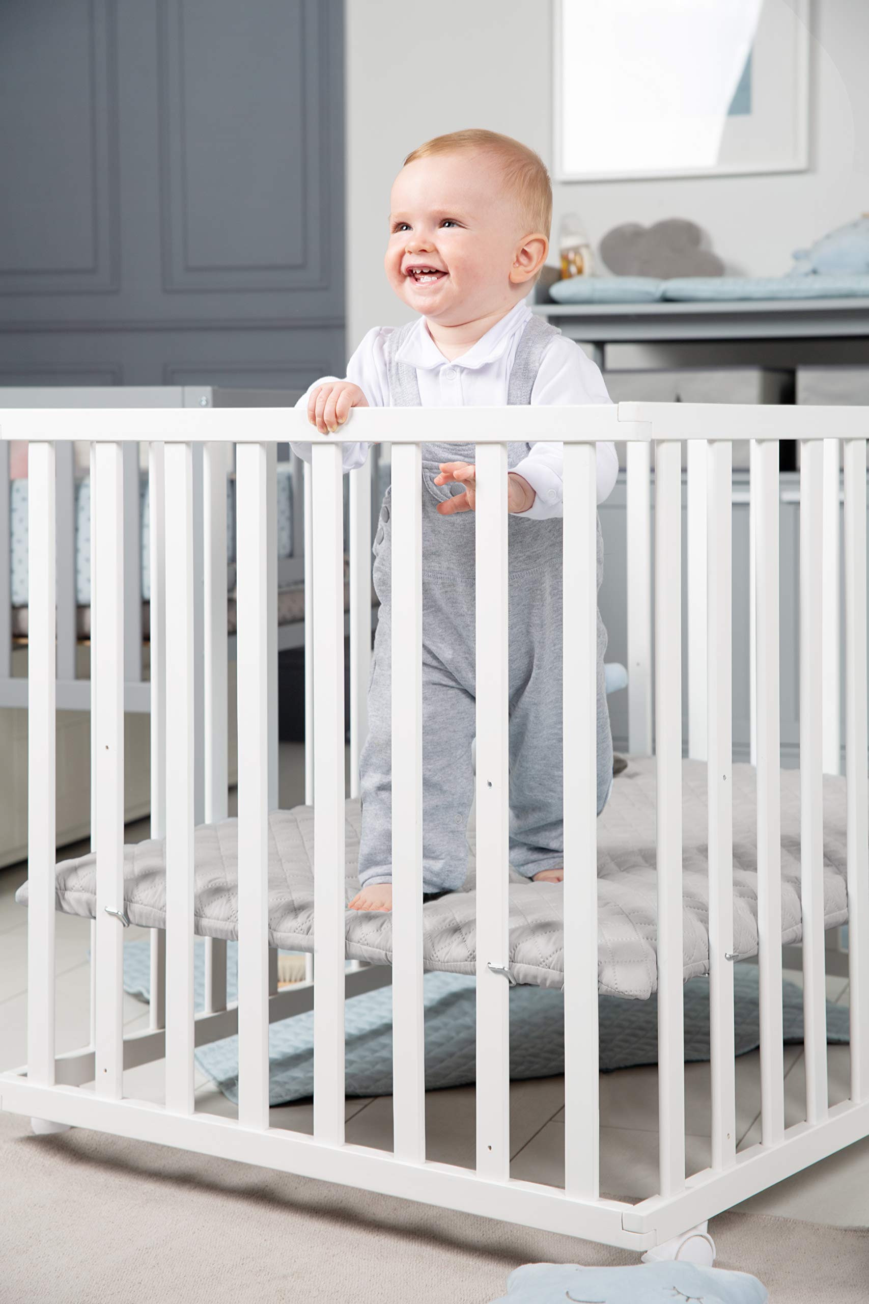 roba Parc Bébé en Bois 75 x 100 cm + Tapis de Parc roba Style Gris - Base Ajustable en Hauteur sur 3 Niveaux - Roulettes avec Freins - Laqué Blanc
