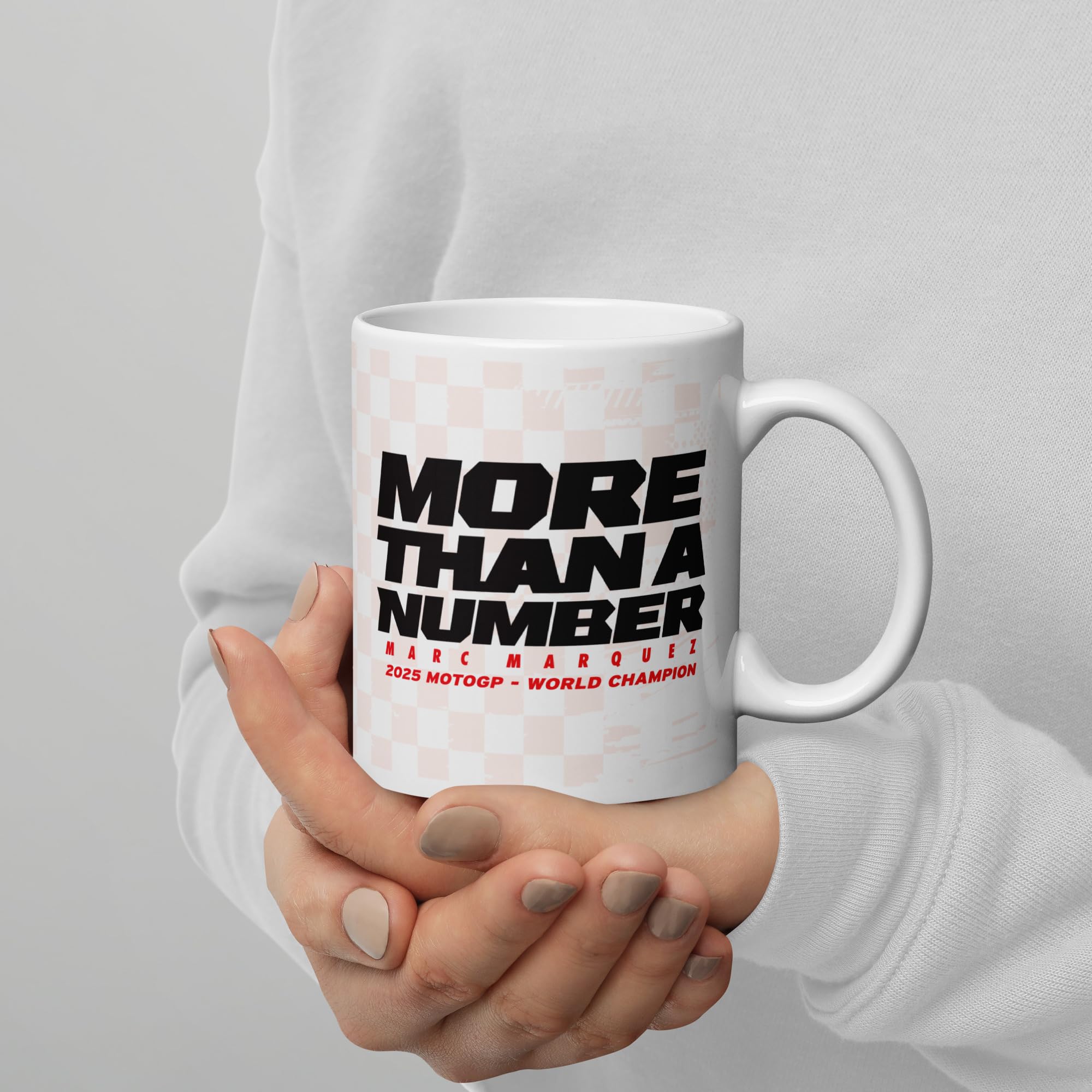 MM93. Moto Grand Prix. Campeón Mundial 2025. MORE THAN a NUMBER. Motociclismo. Taza de cerámica. Apta para microondas y lavavajillas. Sublimado por transferencia con insumos certificados. TAZ1315.