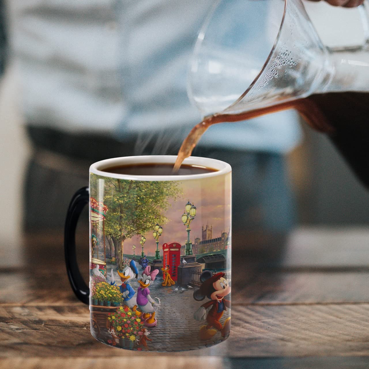 Morphing Mugs Disney - Mickey y Minnie en Londres - Thomas Kinkade Studios - Una taza de cerámica que cambia de color de 325 ml - Imagen revelada cuando se añade líquido caliente