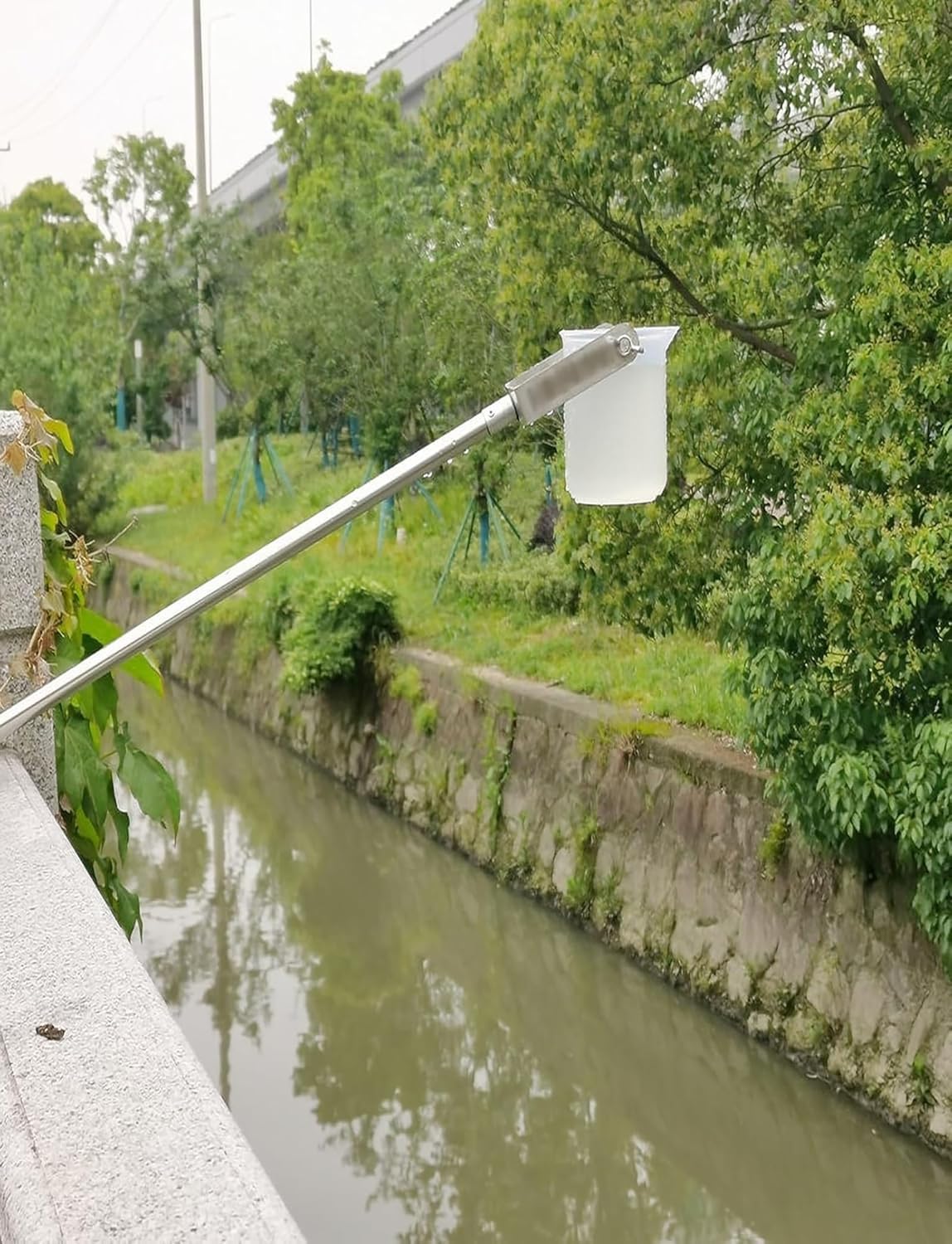Échantillonneur d'eau : prélever en profondeur dans les rivières sans risque de chute