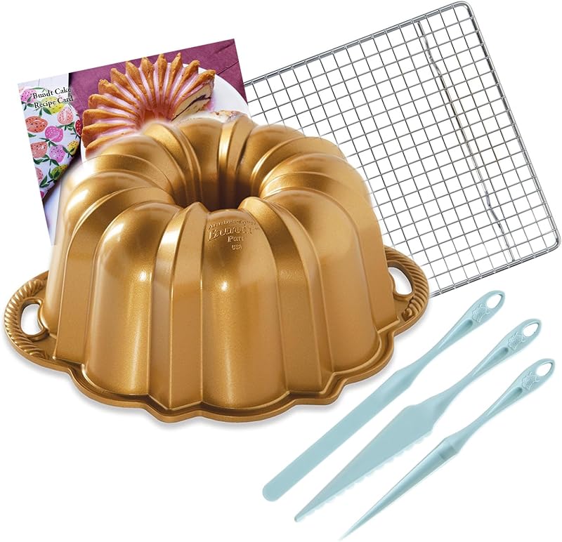 Molde para pasteles Bundt original de Nordic Ware - Juego de herramientas de acabado y rejilla de enfriamiento | Capacidad de 10 a 15 tazas | Superficie antiadherente dorada | Hoja flexible y herramienta de extracción | Rejilla de alambre para hornear | Tarjeta de recetas incluida