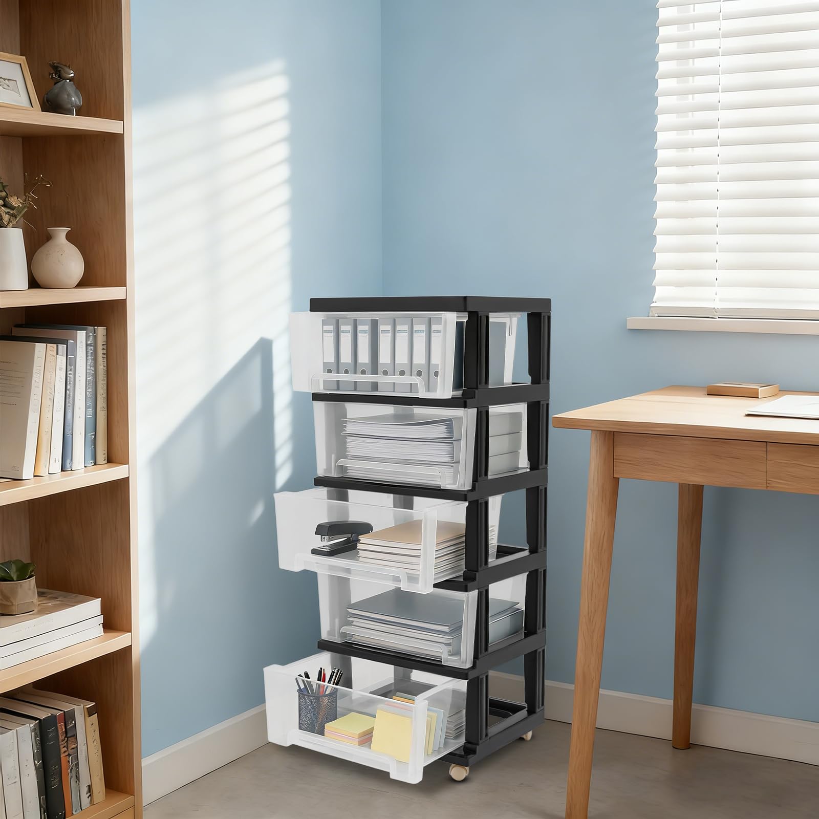 Torre portaoggetti 5 cassetti 40 cm nero, mobile in plastica con ruote | 5 cassetti, 40 x 33 x 98 cm, PP nero, trasparente, ruote, senza BPA, per A4