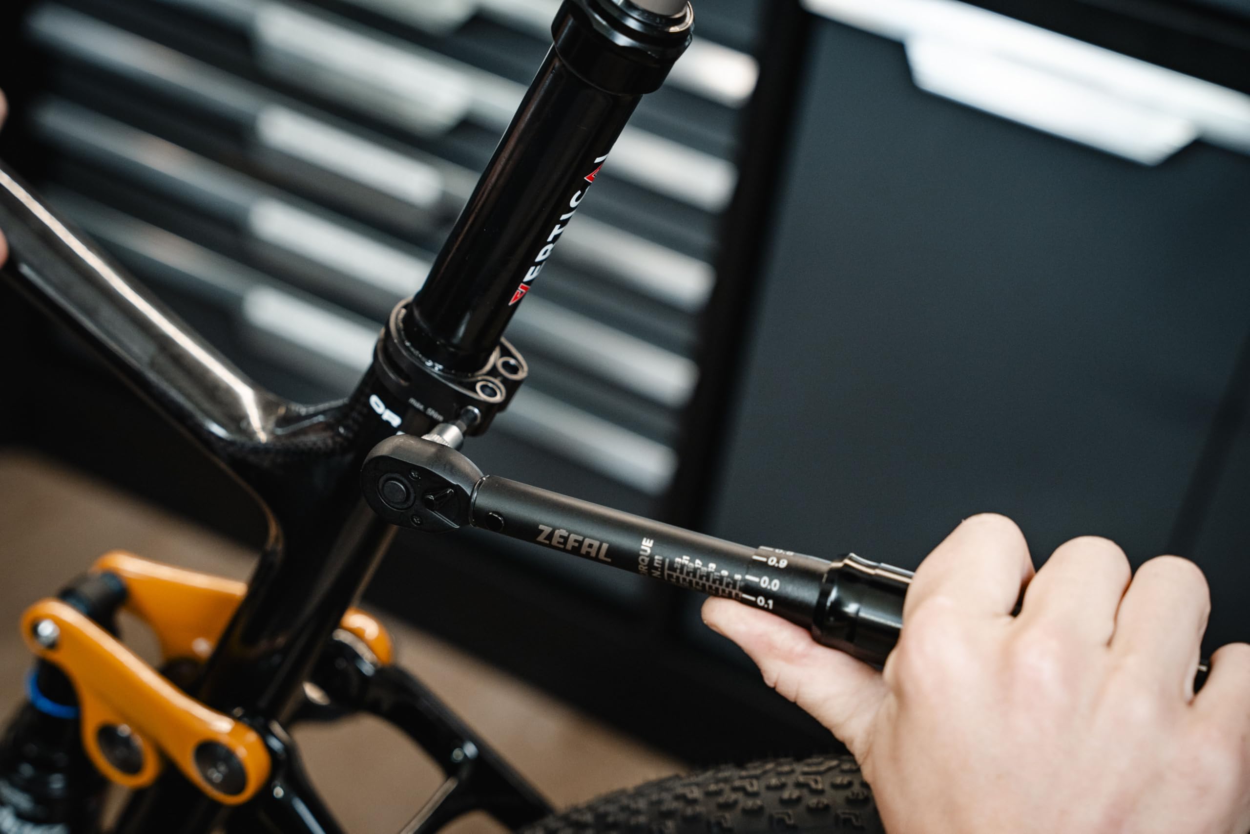 ZEFAL Z Torque Wrench - Cle Dynamometrique Velo - Clé Dynamométrique avec Réglage au 0,1 Nm - Compatible Pièces en Carbone - Kit Entretien Velo avec Embouts Hex & Torx Complets