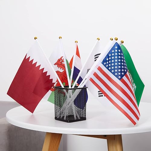 Miniatura 3 de Bandera de escritorio de la Copa Mundial de Fútbol de Qatar 2022, tamaño pequeño, mini banderas de mesa de 32 países con decoración de base de