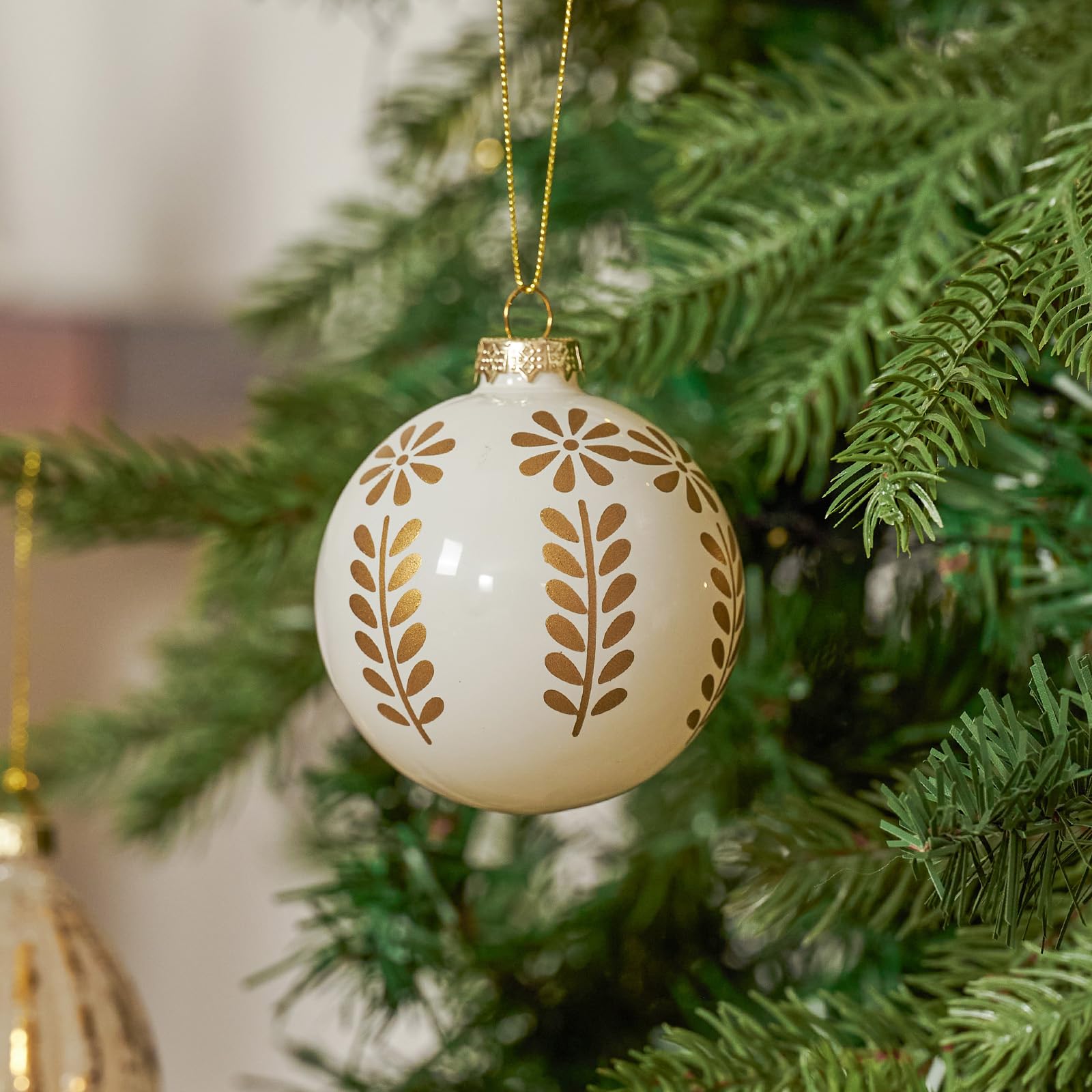 DN DECONATION Weihnachtskugeln Set aus 9 elfenbeinfarbenen Christbaumkugeln | aus Glas, 8 cm Weihnachtsbaumschmuck mit goldenen Friedenssymbolen für Weihnachtsbaum Deko und festliche Weihnachtsdeko
