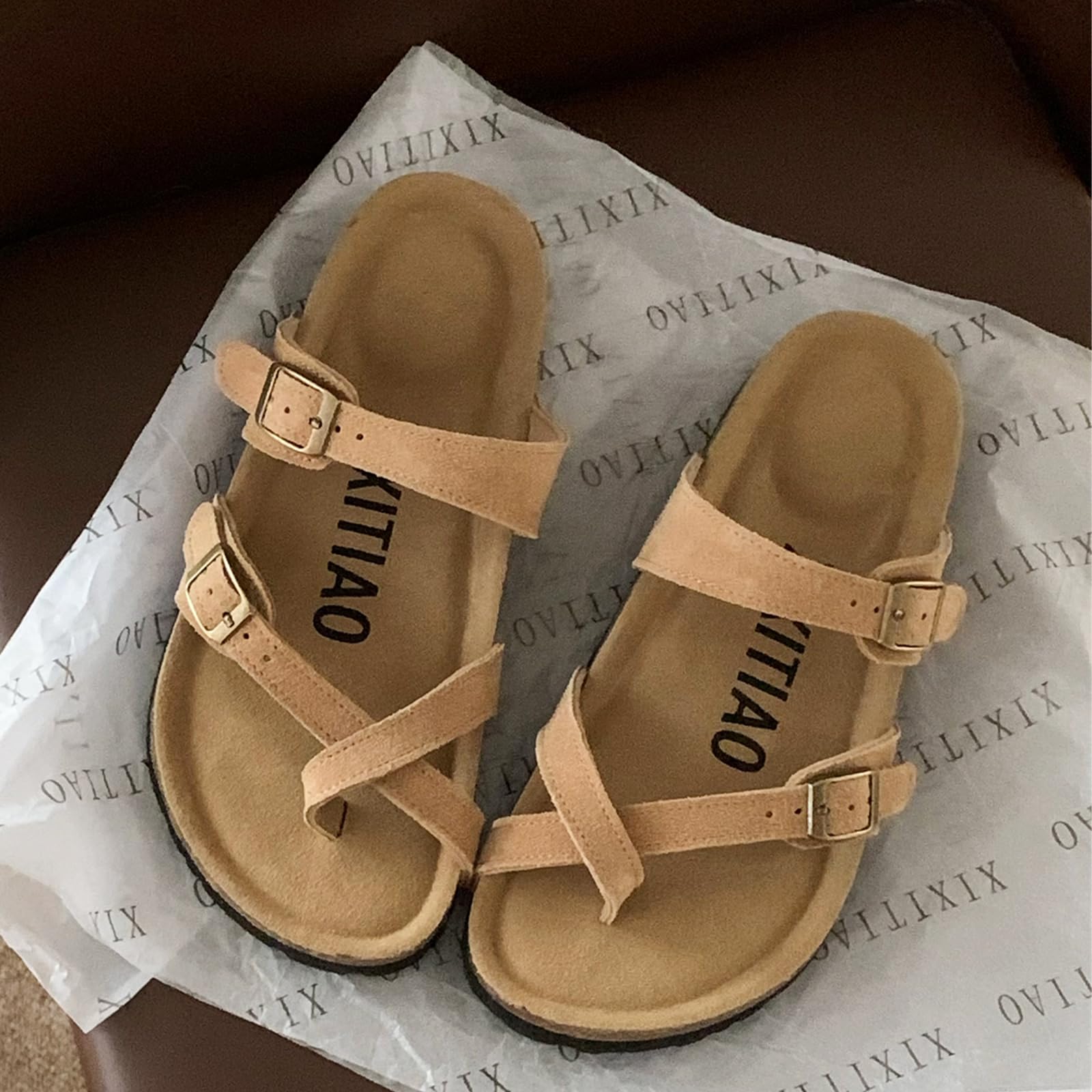 XIXITIAO Sandales en daim pour femme avec soutien de la voûte plantaire, mules avec semelle en liège et mousse à mémoire de forme, claquettes plates avec sangles croisées et boucle réglable.