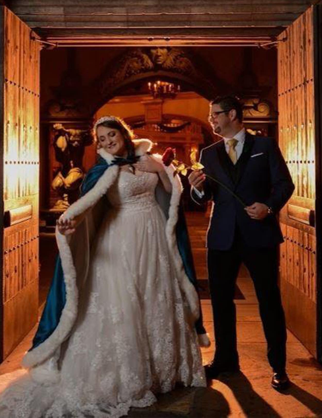 BEAUTELICATE Umhang Damen Mit Kapuze Cape Hochzeit Braut Winter Mit Pelzbesatz in Voller Länge Mehrere Farben FREIER Hand MUFF