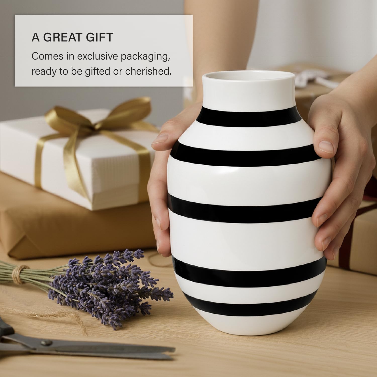 Kähler Vase H31 cm Omaggio Originaldesign mit handgemalte Streifen, schwarz
