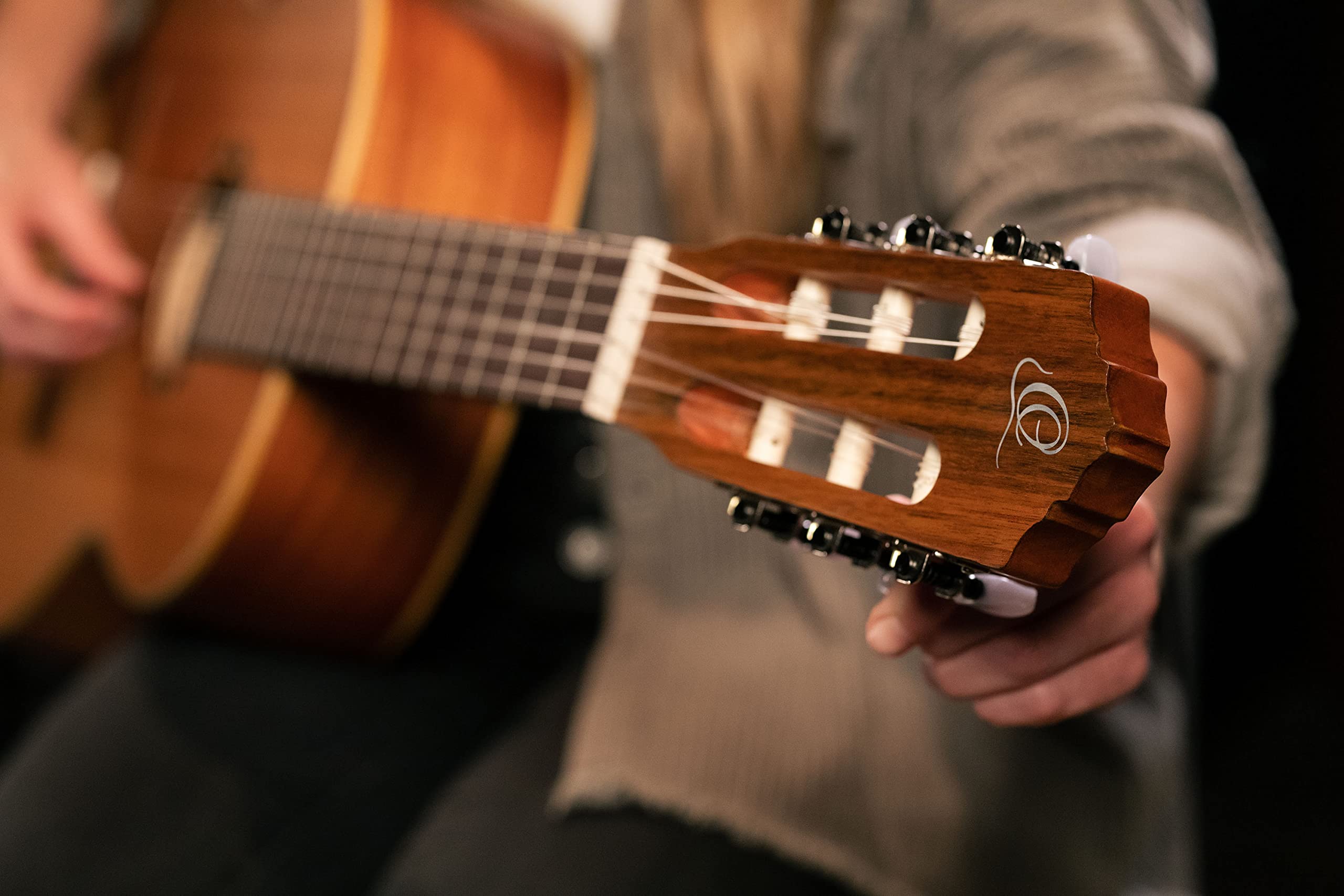 ORTEGA Guitarra Clásica Family Series 4/4 con Funda - NT - Cedro natural, R122