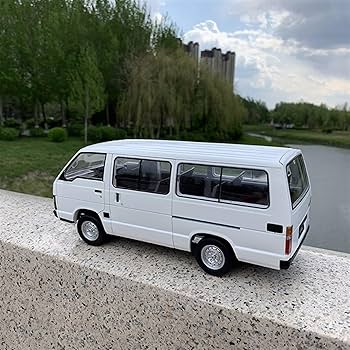 Amazon.co.jp: モデルカーのおもちゃ 1:18 トヨタハイエースバン