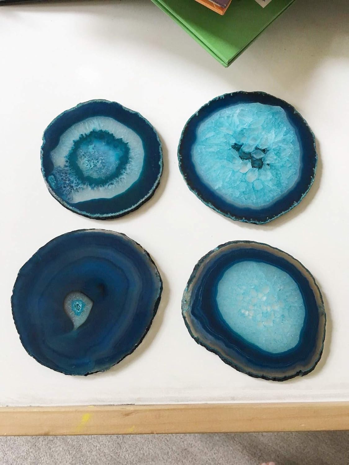 Frее Shірріng оƒƒеr AMOYSTONE Teal Dyed Agate Sliced Coasters 3.5-4 Genuine Brazilian Aqua Agate Drink Cup Coasters with Rubber Bumper Set of 4